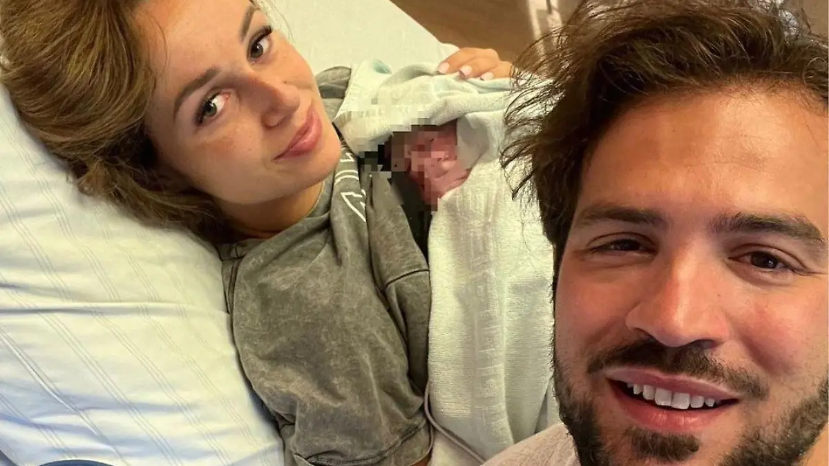 Samira und Yasin Cilingir dürfen endlich ihre Tochter in den Armen halten.