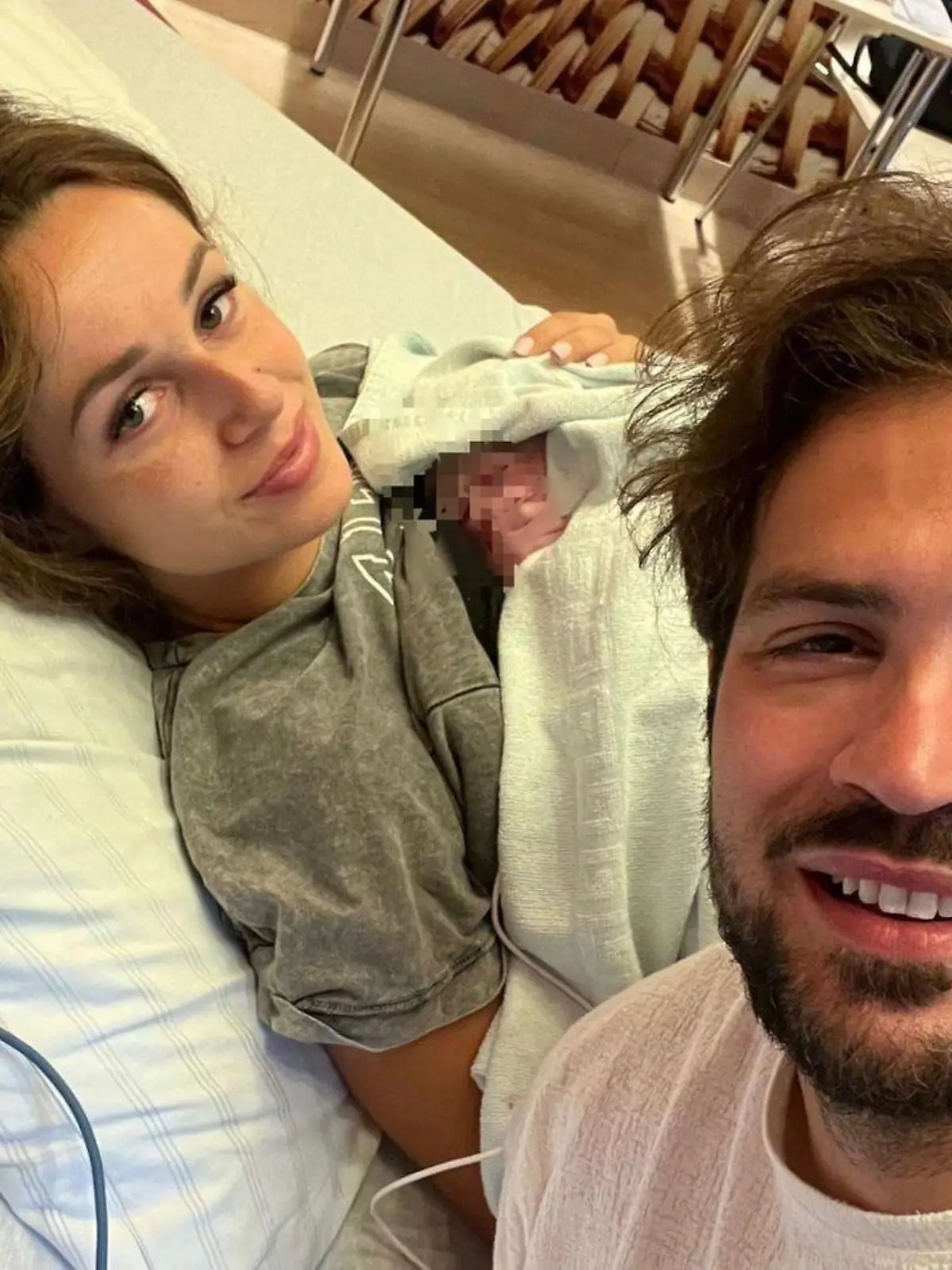 Samira und Yasin Cilingir dürfen endlich ihre Tochter in den Armen halten.