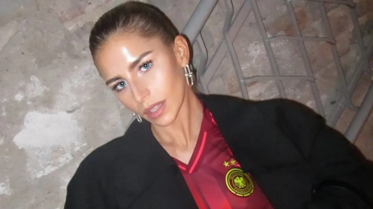 Die Bloggerin und Influencerin Caro Daur trägt das neue Trikot der deutschen Nationalmannschaft
