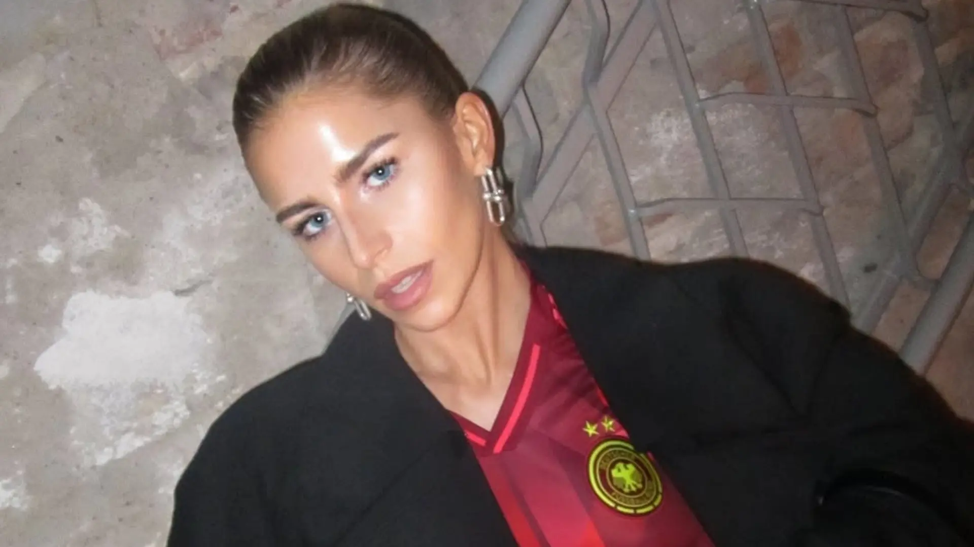 Die Bloggerin und Influencerin Caro Daur trägt das neue Trikot der deutschen Nationalmannschaft