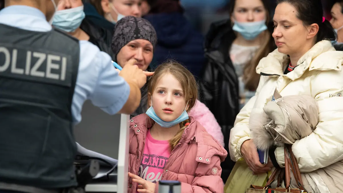 25.03.2022, Hessen, Frankfurt/Main: Flüchtlinge aus der Ukraine warten nach ihrer Landung auf dem Flughafen Frankfurt auf ihre Registrierung durch die Bundespolizei. Die Flüchtlinge waren aus Moldau, einem Nachbarland der Ukraine, ausgeflogen worden. Foto: Boris Roessler/dpa +++ dpa-Bildfunk +++