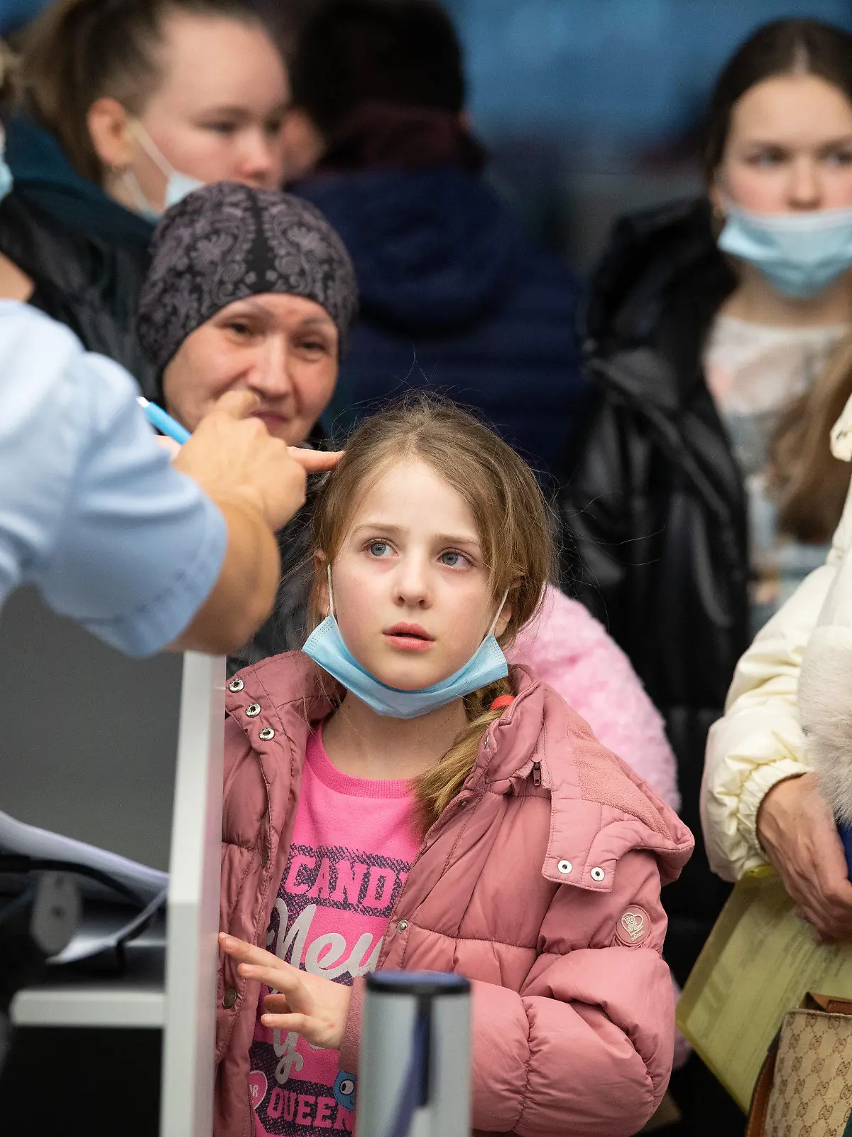 25.03.2022, Hessen, Frankfurt/Main: Flüchtlinge aus der Ukraine warten nach ihrer Landung auf dem Flughafen Frankfurt auf ihre Registrierung durch die Bundespolizei. Die Flüchtlinge waren aus Moldau, einem Nachbarland der Ukraine, ausgeflogen worden. Foto: Boris Roessler/dpa +++ dpa-Bildfunk +++