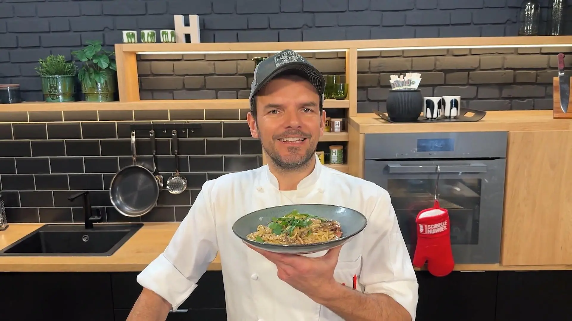 Hensslers Pasta mit Speck und Zwiebeln – so geht lecker! "Leckerstes Mittagessen der Welt"