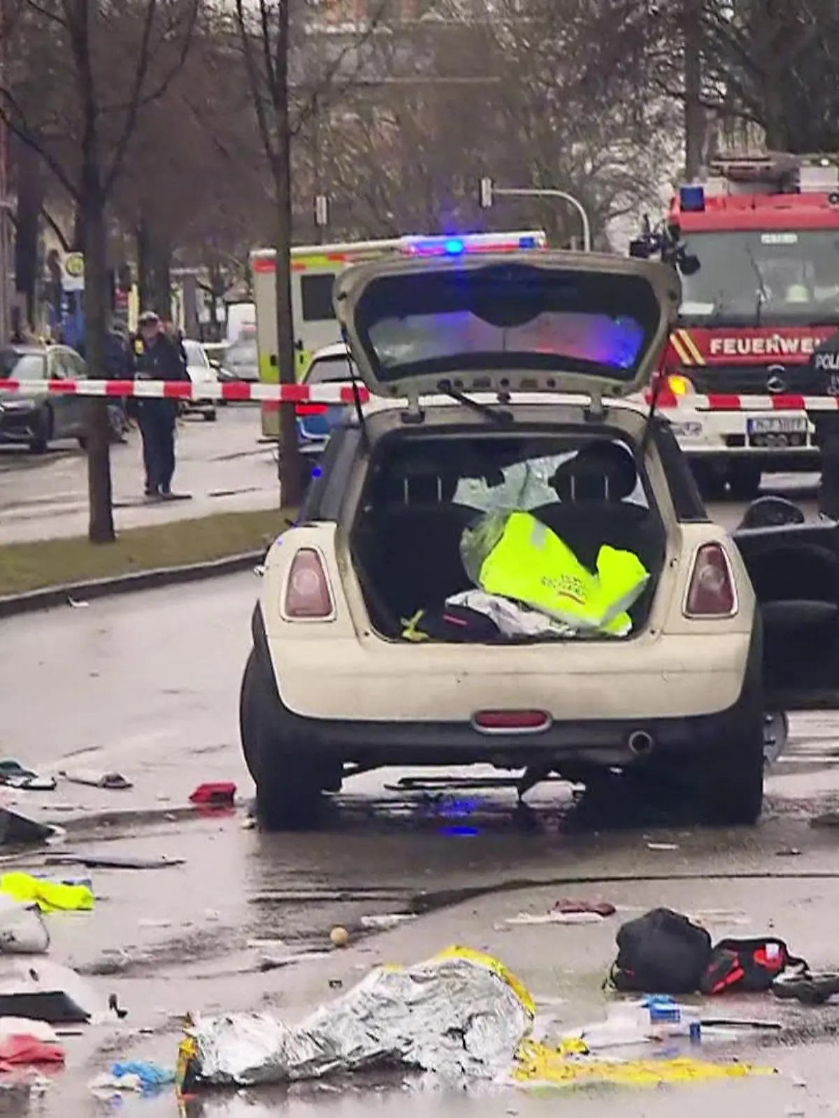 Bild zu: "Auto in Demo gerast"