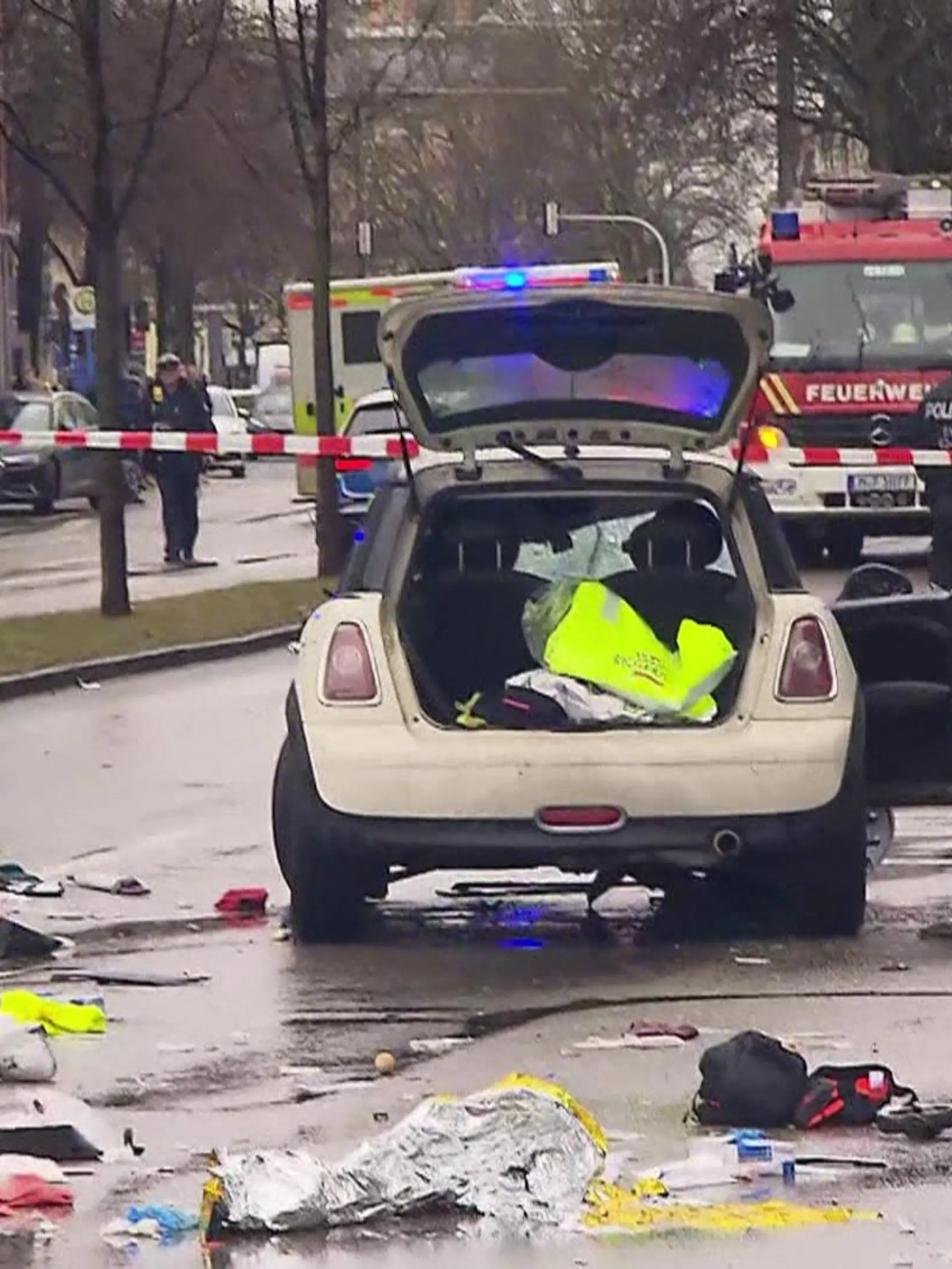 Bild zu: "Auto in Demo gerast"