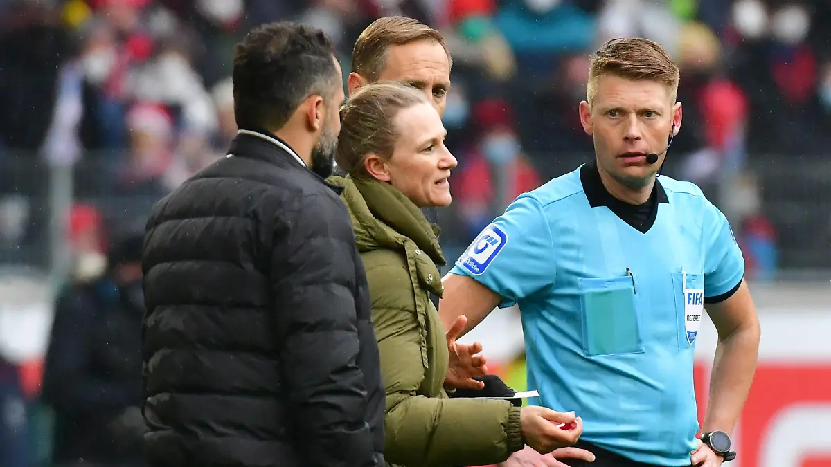 02.04.2022, xblx, Fussball 1.Bundesliga, SC Freiburg - FC Bayern München emspor, v.l. Hasan Salihamidzic Sportdirektor FC Bayern Muenchen, Teammanagerin Kathleen Krüger FC Bayern Muenchen, Vierter Schiedsrichter Offizieller Arno Blos, Schiedsrichter Christian Dingert nach dem Wechselfehler, 12 Spieler Mann auf dem Feld DFL/DFB REGULATIONS PROHIBIT ANY USE OF PHOTOGRAPHS as IMAGE SEQUENCES and/or QUASI-VIDEO Freiburg *** 02 04 2022, xblx, Football 1 Bundesliga, SC Freiburg FC Bayern Munich emspor, v l Hasan Salihamidzic Sports Director FC Bayern Muenchen , Team Manager Kathleen Krüger FC Bayern Muenchen , Fourth referee official Arno Blos, referee Christian Dingert after the change, 12 players man on the field DFL DFB REGULATES PROHIBIT ANY USE OF PHOTOGRAPHS as IMAGE SEQUENCES and or QUASI VIDEO Freiburg