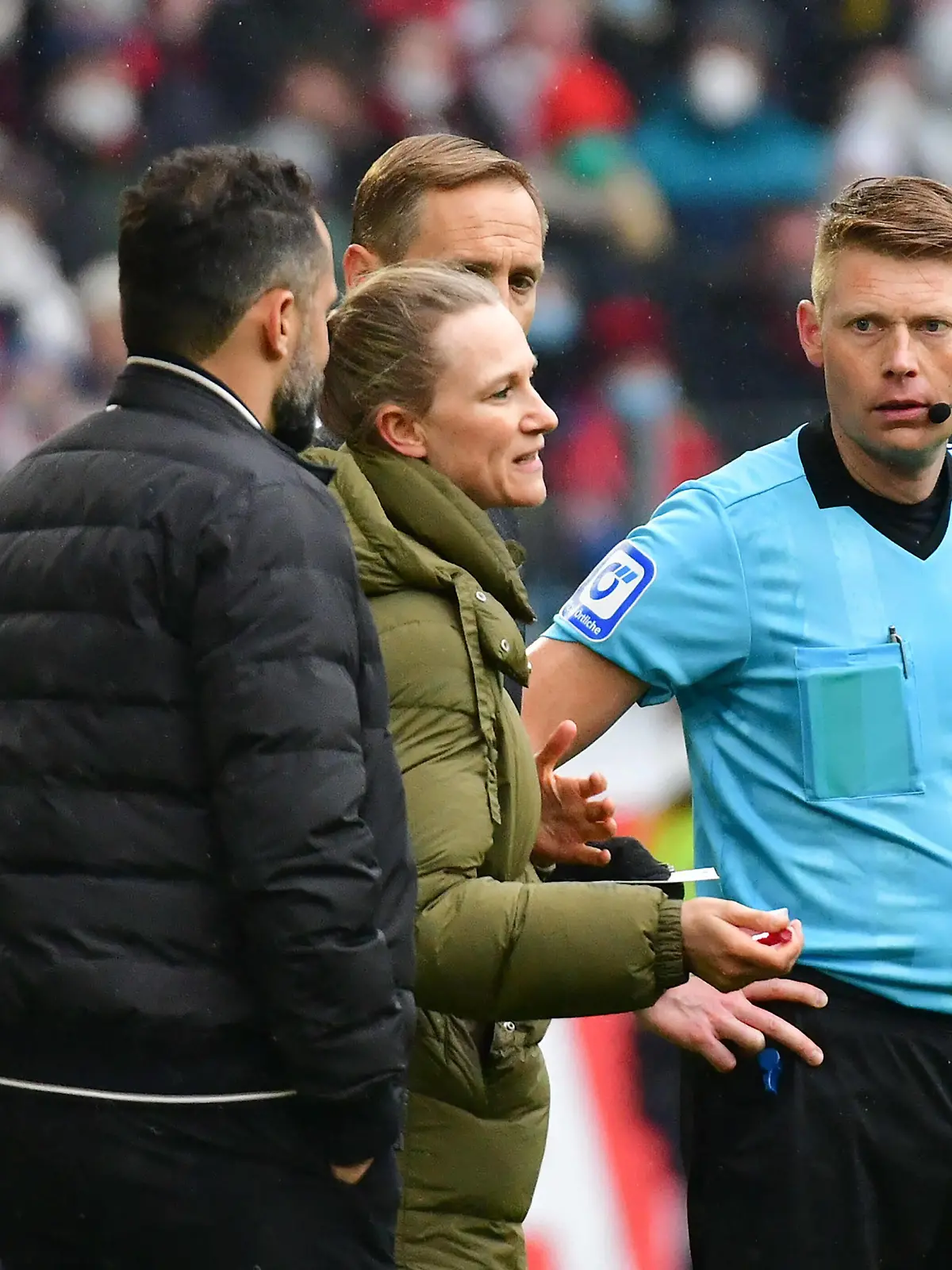  02.04.2022, xblx, Fussball 1.Bundesliga, SC Freiburg - FC Bayern München emspor, v.l. Hasan Salihamidzic Sportdirektor FC Bayern Muenchen, Teammanagerin Kathleen Krüger FC Bayern Muenchen, Vierter Schiedsrichter Offizieller Arno Blos, Schiedsrichter Christian Dingert nach dem Wechselfehler, 12 Spieler Mann auf dem Feld DFL/DFB REGULATIONS PROHIBIT ANY USE OF PHOTOGRAPHS as IMAGE SEQUENCES and/or QUASI-VIDEO Freiburg *** 02 04 2022, xblx, Football 1 Bundesliga, SC Freiburg FC Bayern Munich emspor, v l Hasan Salihamidzic Sports Director FC Bayern Muenchen , Team Manager Kathleen Krüger FC Bayern Muenchen , Fourth referee official Arno Blos, referee Christian Dingert after the change, 12 players man on the field DFL DFB REGULATES PROHIBIT ANY USE OF PHOTOGRAPHS as IMAGE SEQUENCES and or QUASI VIDEO Freiburg