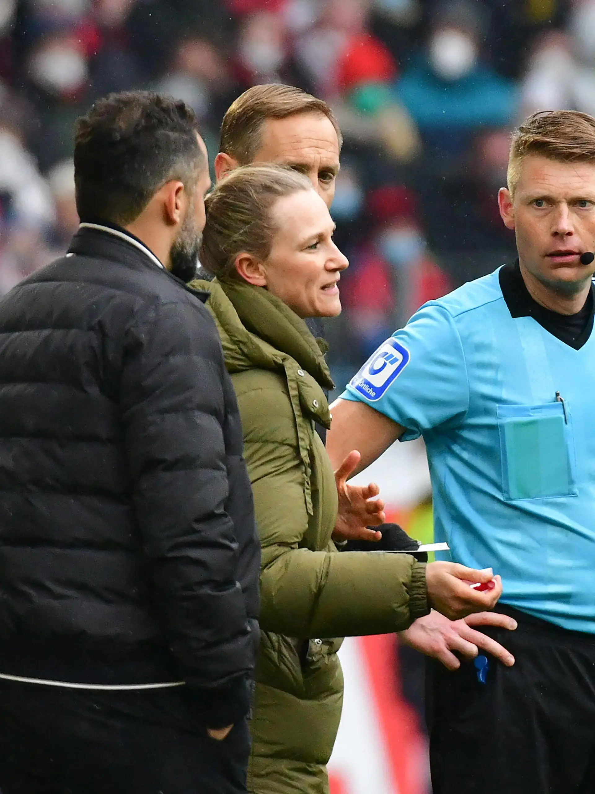  02.04.2022, xblx, Fussball 1.Bundesliga, SC Freiburg - FC Bayern München emspor, v.l. Hasan Salihamidzic Sportdirektor FC Bayern Muenchen, Teammanagerin Kathleen Krüger FC Bayern Muenchen, Vierter Schiedsrichter Offizieller Arno Blos, Schiedsrichter Christian Dingert nach dem Wechselfehler, 12 Spieler Mann auf dem Feld DFL/DFB REGULATIONS PROHIBIT ANY USE OF PHOTOGRAPHS as IMAGE SEQUENCES and/or QUASI-VIDEO Freiburg *** 02 04 2022, xblx, Football 1 Bundesliga, SC Freiburg FC Bayern Munich emspor, v l Hasan Salihamidzic Sports Director FC Bayern Muenchen , Team Manager Kathleen Krüger FC Bayern Muenchen , Fourth referee official Arno Blos, referee Christian Dingert after the change, 12 players man on the field DFL DFB REGULATES PROHIBIT ANY USE OF PHOTOGRAPHS as IMAGE SEQUENCES and or QUASI VIDEO Freiburg