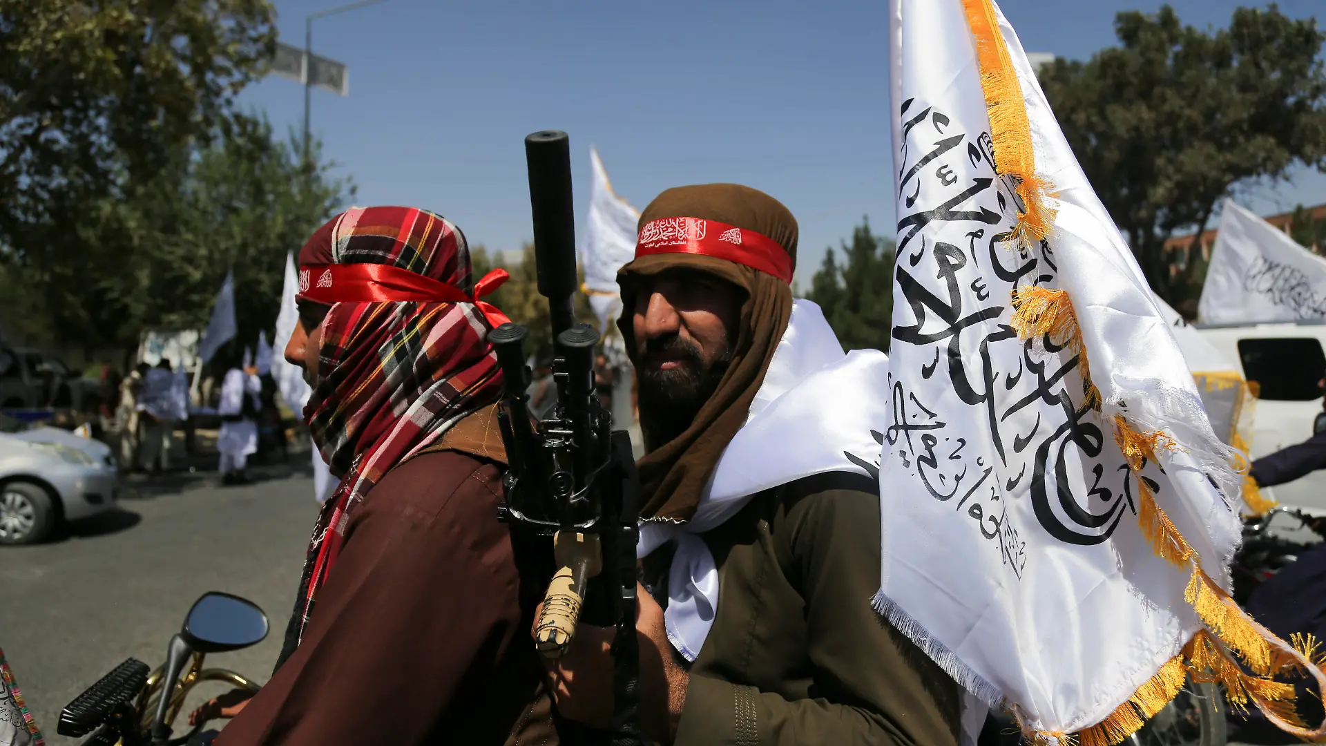 Taliban schwenken Fahnen während des zweiten Jahrestags ihrer Machtübernahme.
