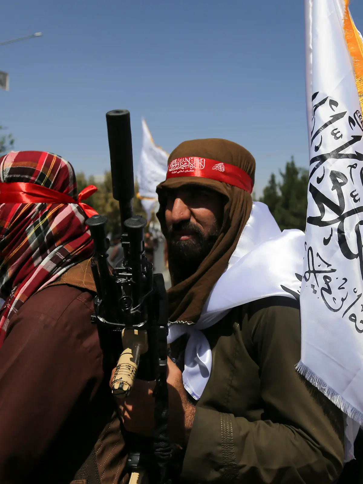 Taliban schwenken Fahnen während des zweiten Jahrestags ihrer Machtübernahme. 
