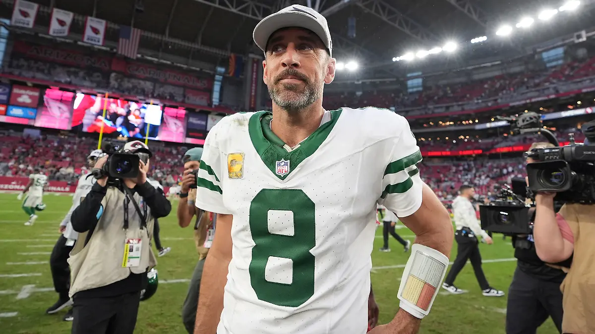 Aaron Rodgers, Quarterback der New York Jets, verlässt das Spielfeld nach einem NFL-Footballspiel gegen die Arizona Cardinals