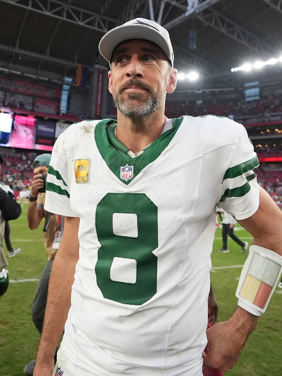 Aaron Rodgers, Quarterback der New York Jets, verlässt das Spielfeld nach einem NFL-Footballspiel gegen die Arizona Cardinals