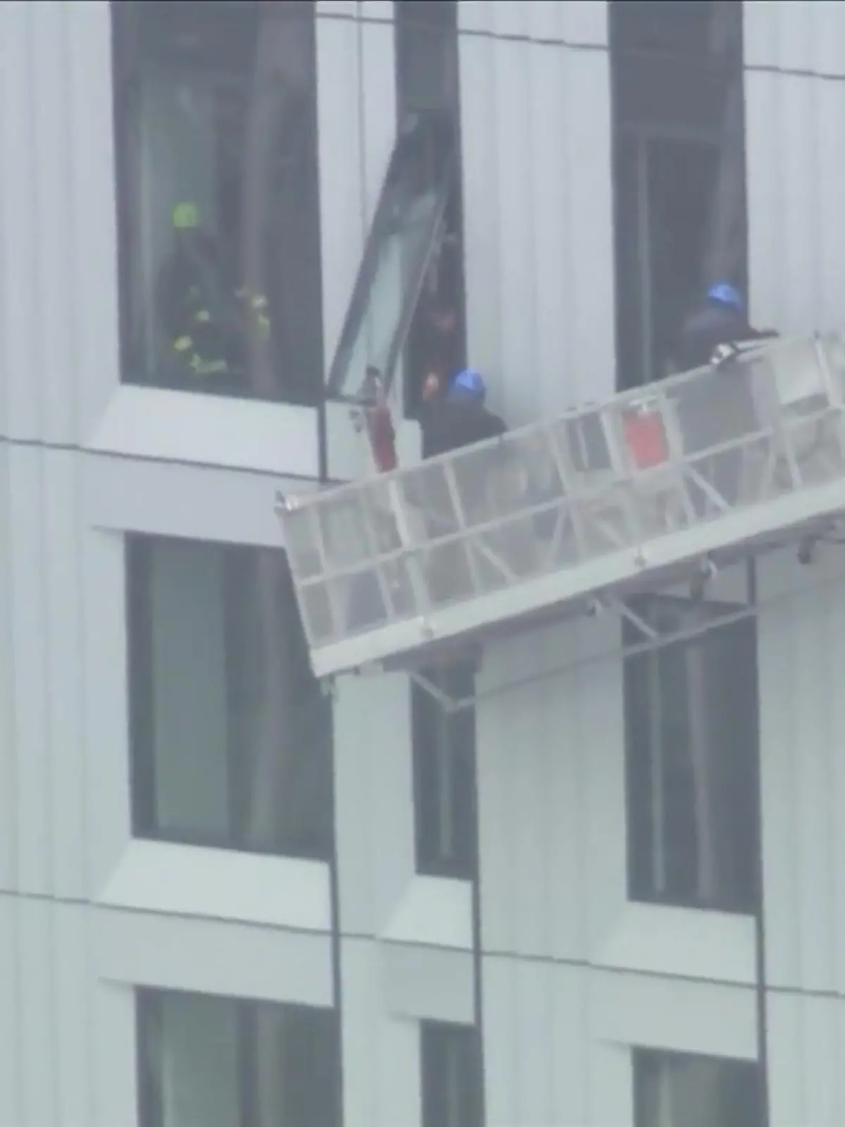 Diese Putz-Aktion ist fast schiefgegangen! Zwei Fenster-Putzer in Boston, Massachusetts, mussten am Donnerstag von ihrer Plattform gerettet werden. Diese hat sich auf Höhe des 42. Stocks auf einer Seite abgesenkt. Wie das passieren konnte, muss jetzt ermitteln werden. Wie die beiden Männer befreit werden konnten, sehen Sie oben im Video.
