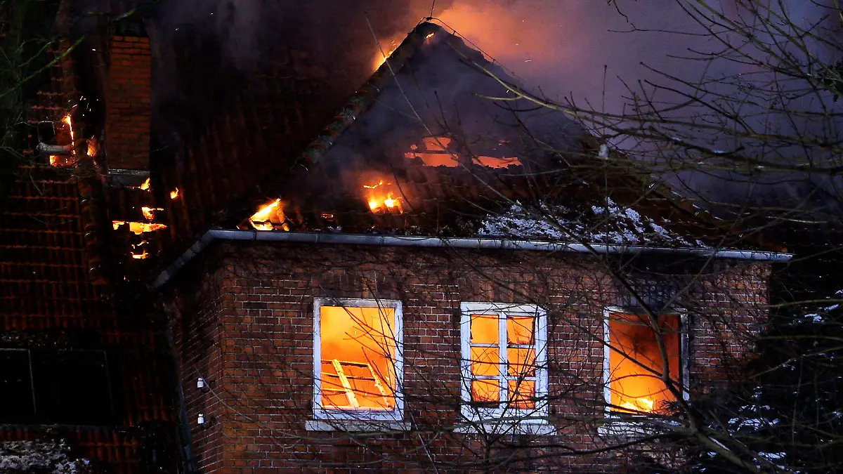 In Weyhe brennt eine Wohnung lichterloh, Nachbarn alarmieren Feuerwehr und Rettungsdienst. Dann die traurige Nachricht: Für den pflegebedürftigen Bewohner kommt die Hilfe zu spät.