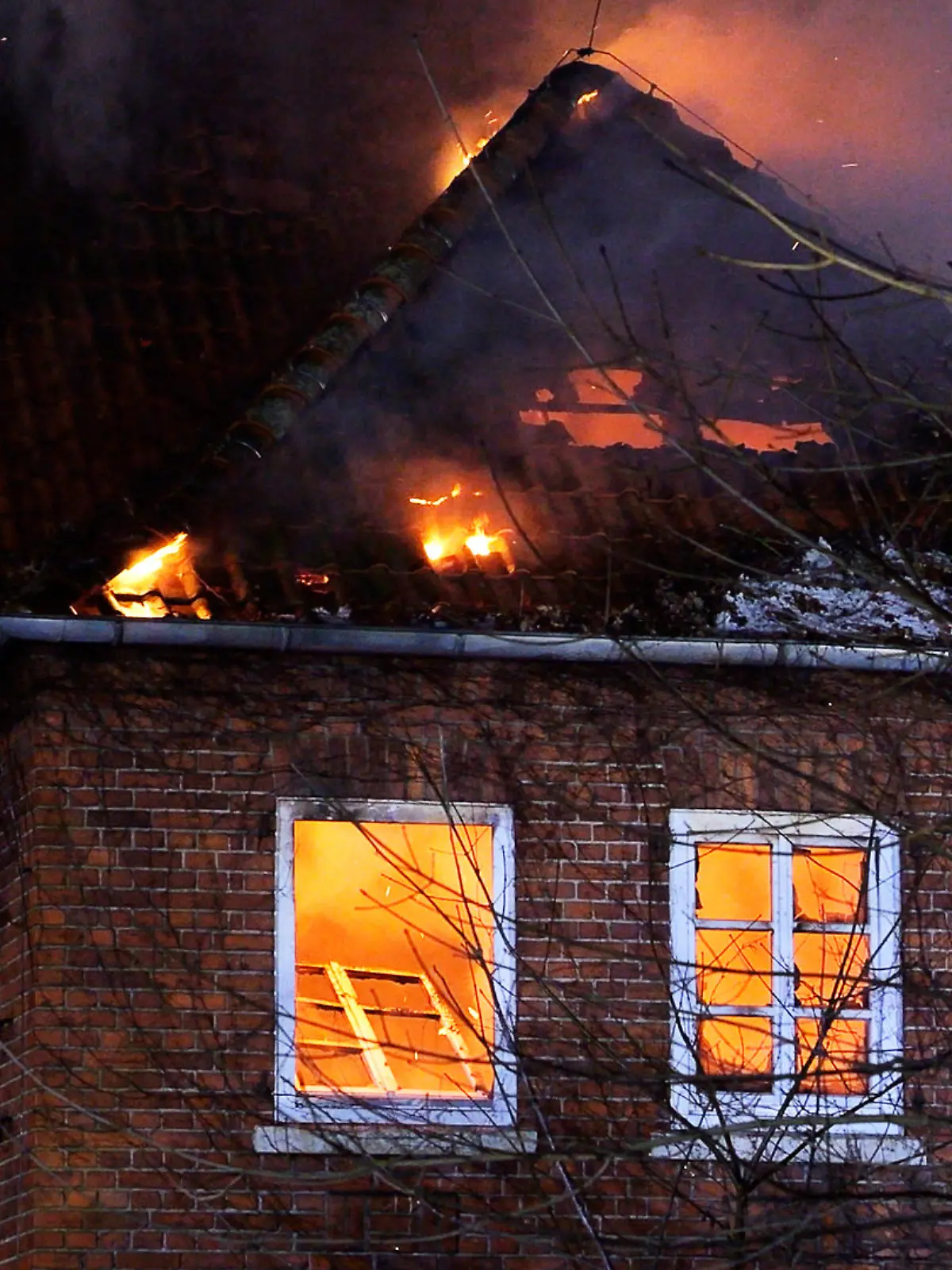 In Weyhe brennt eine Wohnung lichterloh, Nachbarn alarmieren Feuerwehr und Rettungsdienst. Dann die traurige Nachricht: Für den pflegebedürftigen Bewohner kommt die Hilfe zu spät.