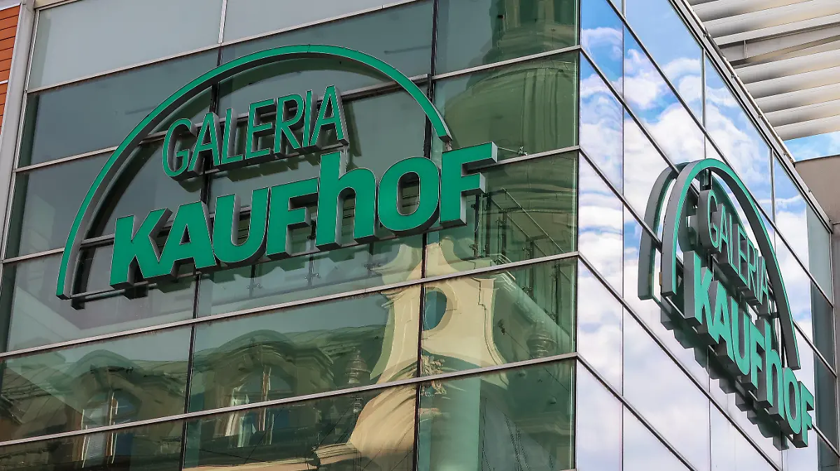 ARCHIV - 13.03.2023, Sachsen, Leipzig: Die Filiale des Galeria Kaufhof in Leipzig. Deutschlands letzter großer Warenhauskonzern Galeria Karstadt Kaufhof wird fünf Warenhäuser weniger schließen als noch zu Wochenbeginn angekündigt. (zu dpa «Fünf Galeria-Filialen vor Schließung gerettet») Foto: Jan Woitas/dpa +++ dpa-Bildfunk +++