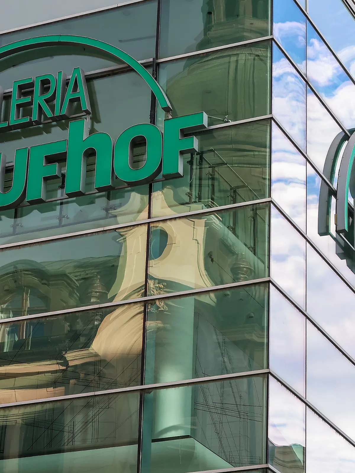 ARCHIV - 13.03.2023, Sachsen, Leipzig: Die Filiale des Galeria Kaufhof in Leipzig. Deutschlands letzter großer Warenhauskonzern Galeria Karstadt Kaufhof wird fünf Warenhäuser weniger schließen als noch zu Wochenbeginn angekündigt. (zu dpa «Fünf Galeria-Filialen vor Schließung gerettet») Foto: Jan Woitas/dpa +++ dpa-Bildfunk +++