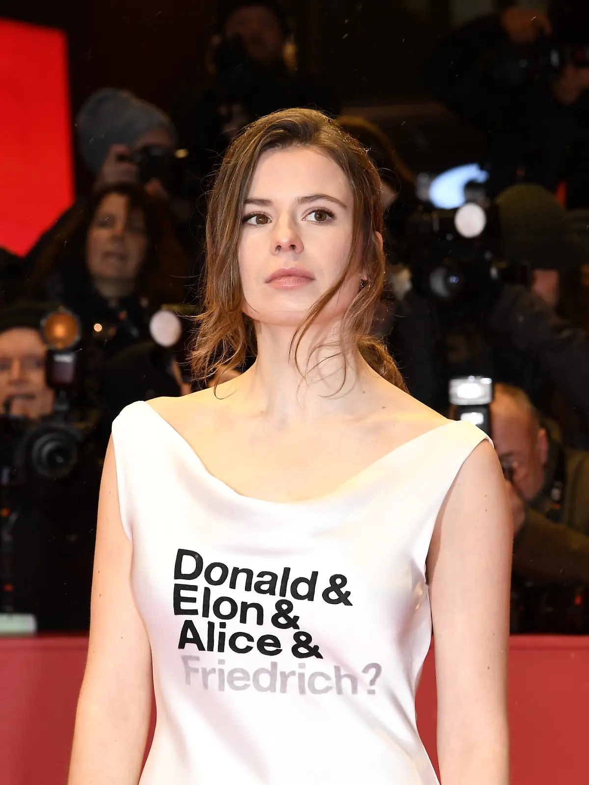 Luisa Neubauer bei der Das Licht Premiere und Berlinale Eroeffnung