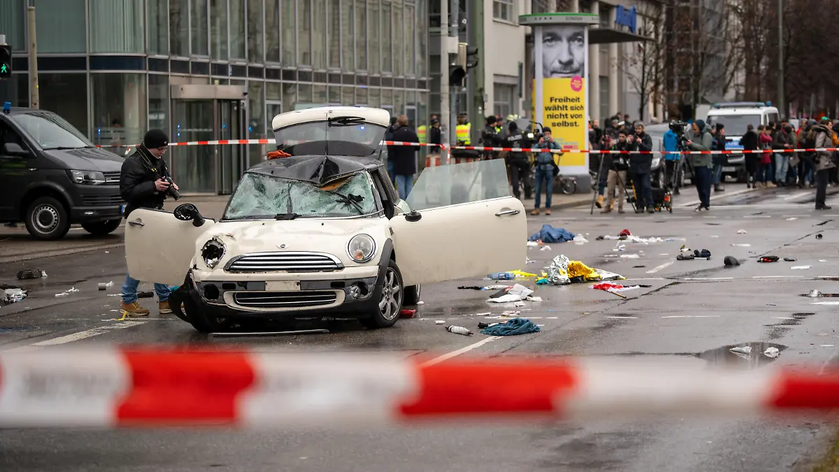 News Bilder des Tages Munich, Bavaria, Germany - February 13, 2025: A car crashes into a crowd of people at a Verdi demonstration in downtown Munich. The damaged car *** Ein Auto rast in der Innenstadt von München in eine Menschenmenge bei einer Verdi Demo. Das beschädigte Unfallauto