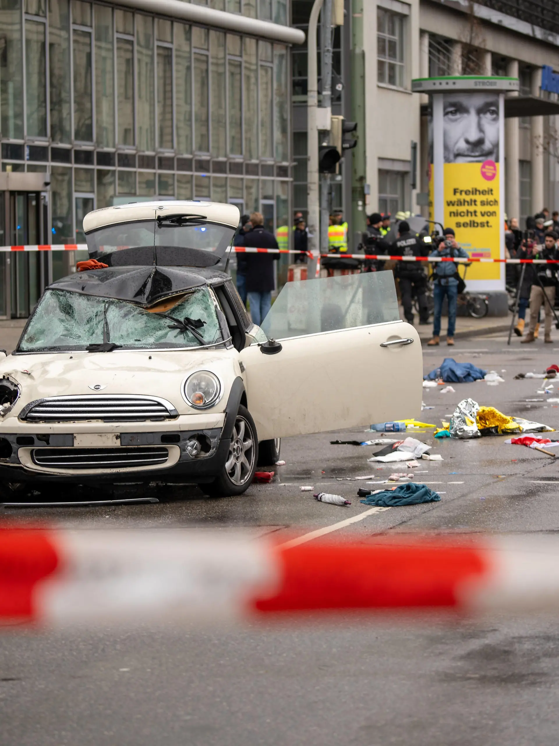 News Bilder des Tages Munich, Bavaria, Germany - February 13, 2025: A car crashes into a crowd of people at a Verdi demonstration in downtown Munich. The damaged car *** Ein Auto rast in der Innenstadt von München in eine Menschenmenge bei einer Verdi Demo. Das beschädigte Unfallauto