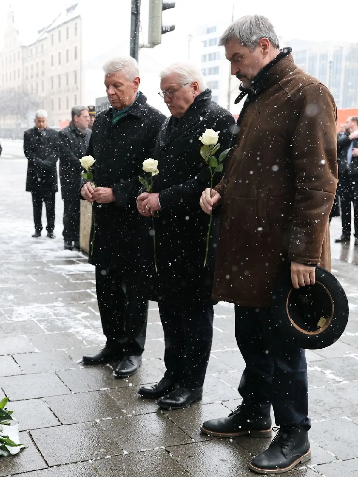 Markus Söder (CSU, r-l), Ministerpräsident von Bayern, Bundespräsident Frank-Walter Steinmeier und Münchens Dieter Reiter (SPD) beim stillen Gedenken.