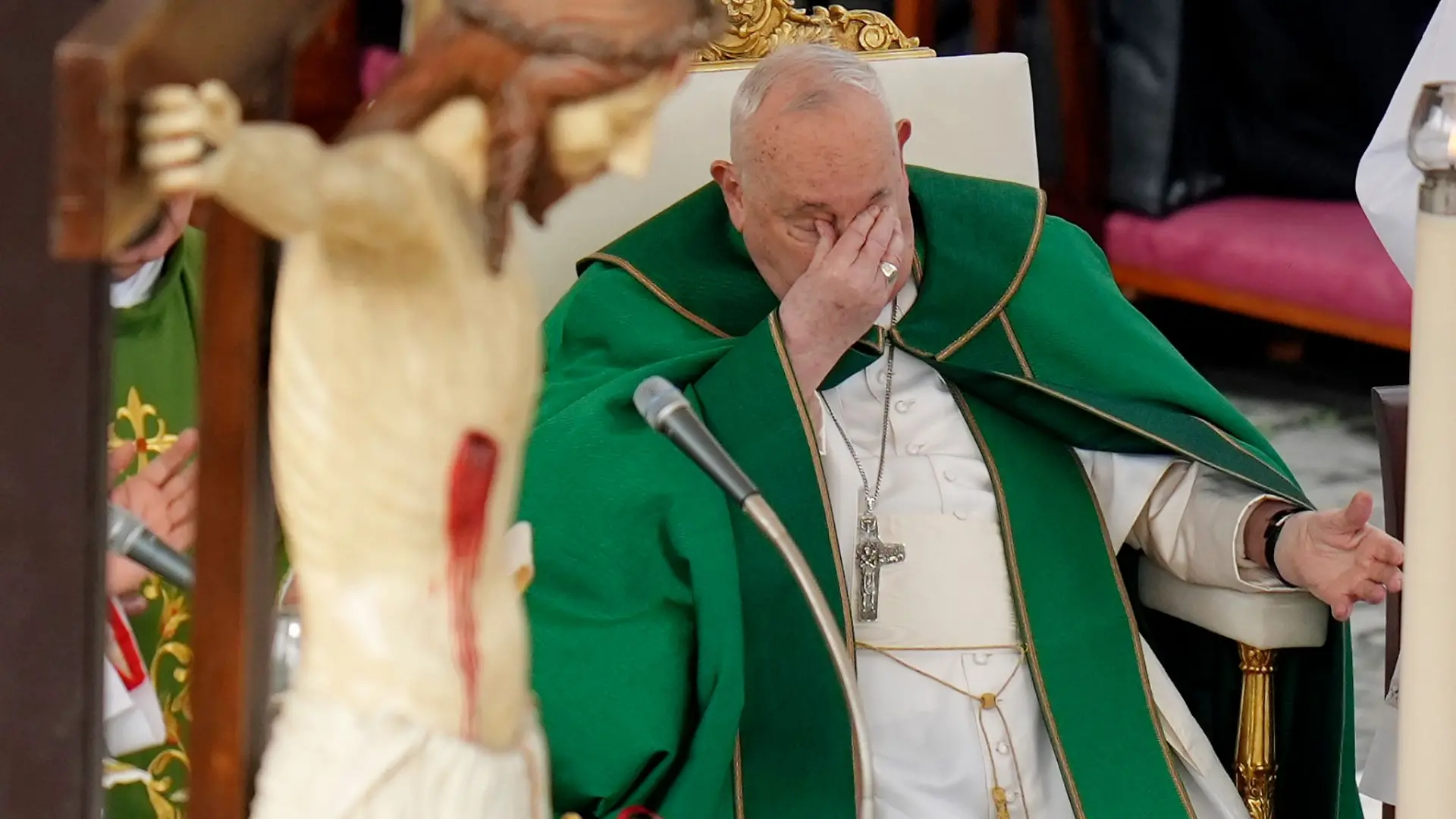 Papst Franziskus wird wegen einer Bronchitis im Krankenhaus behandelt.