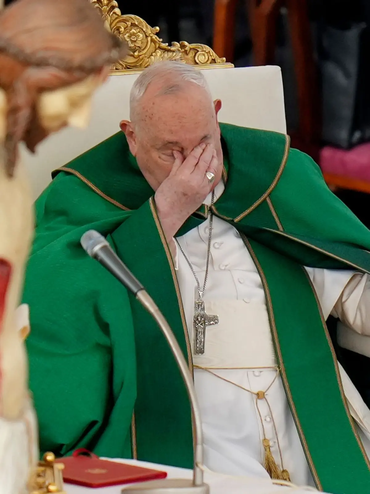 Papst Franziskus wird wegen einer Bronchitis im Krankenhaus behandelt.