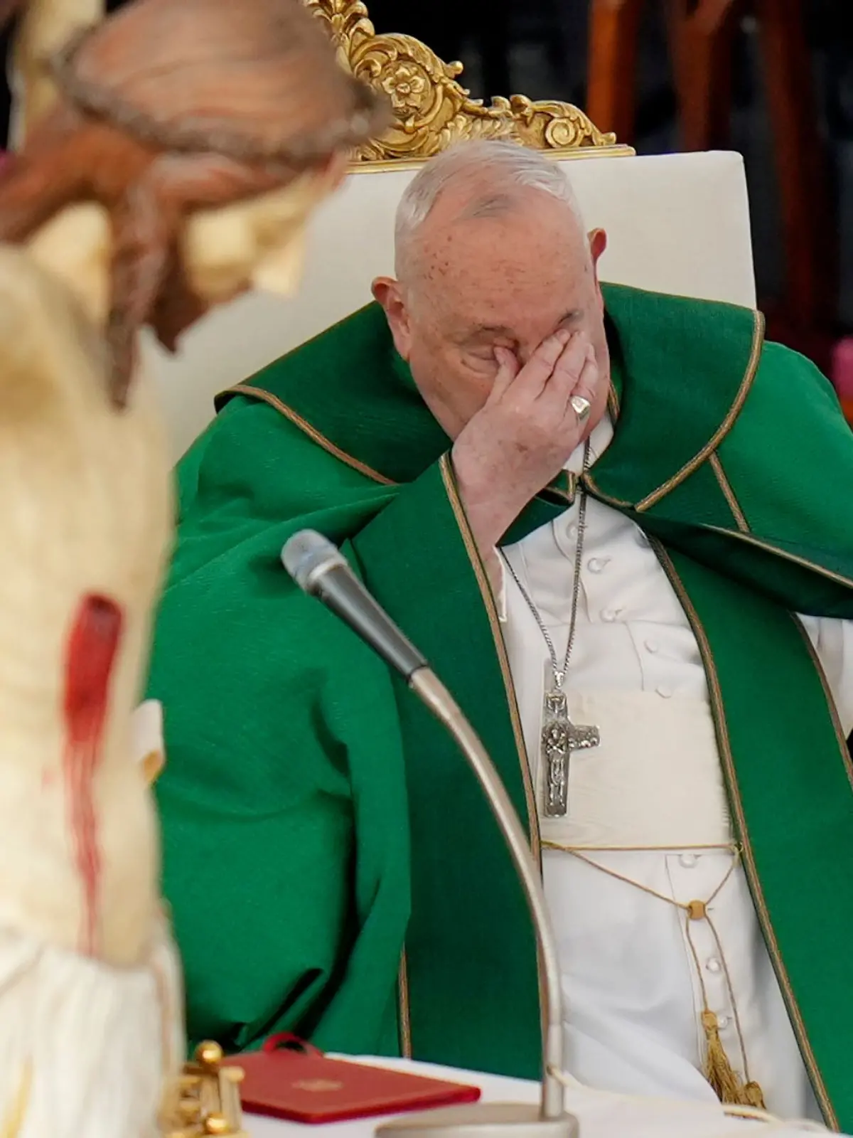 Bild zu: "Papst sagt alle Termine in dieser Woche ab"