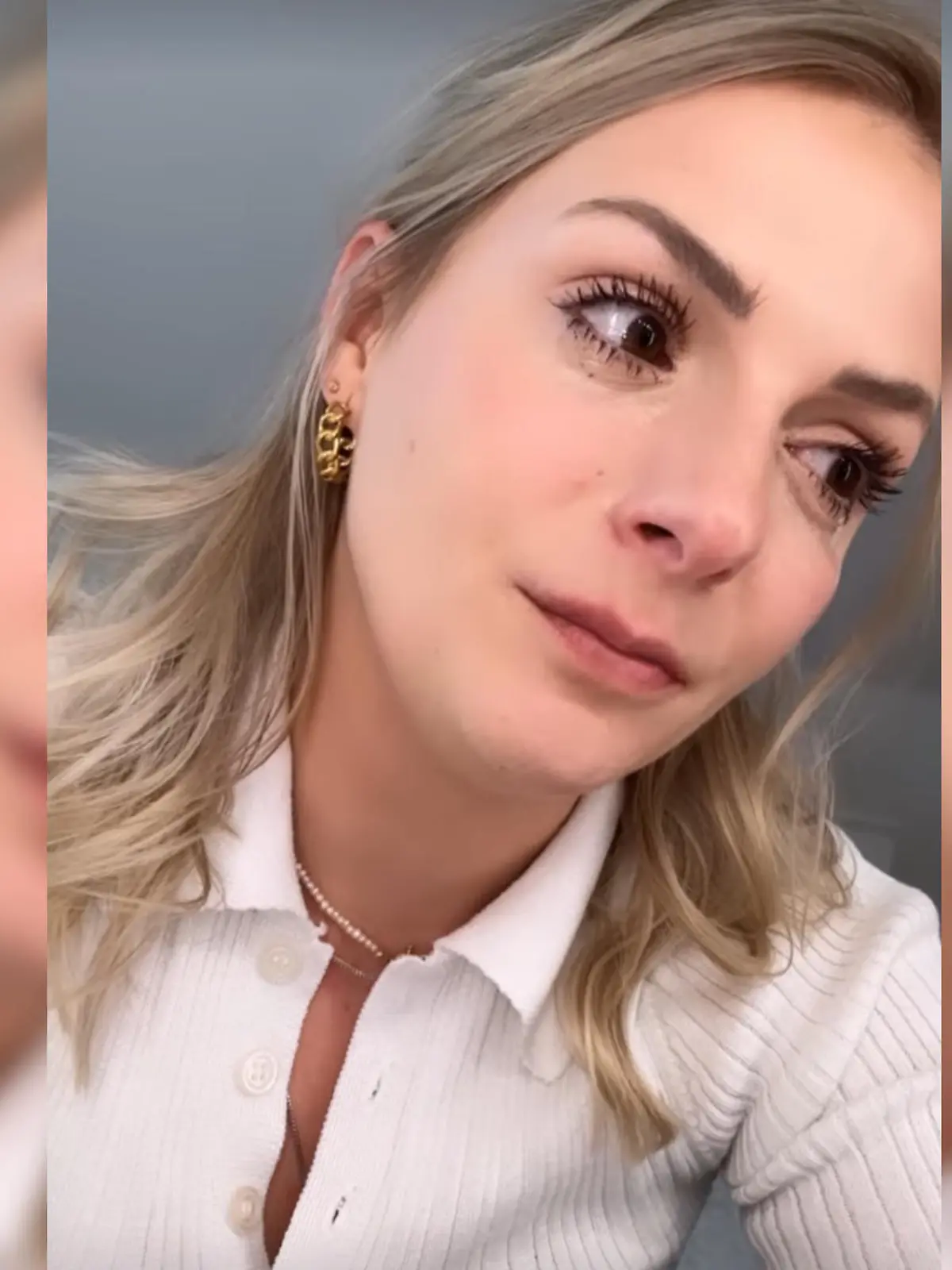 Healthy Mandy hat Tränen in den Augen und schaut zur Seite, als sie über ihre Trauer um Baby Rio spricht.