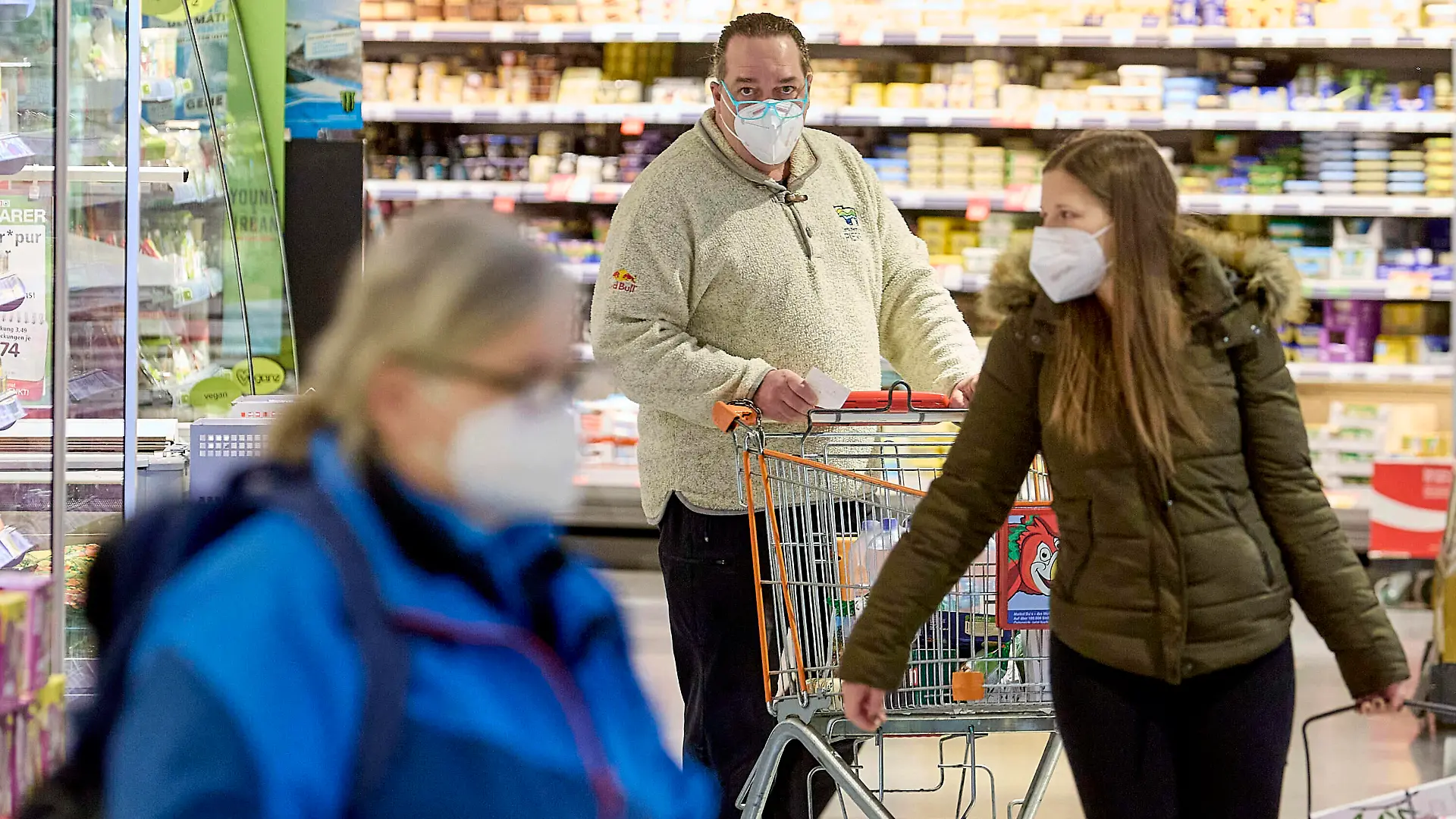 - Wien 25.01.2021 - Coronavirus Krise - FFP-Maskenpflicht - Als Konsequenz aus der weiteren Verbreitung des Coronavirus und den noch gefährlicheren Virusmutationen gilt ab heute die Pflicht FFP2 Masken in Supermärkten, in öffentlichen Verkehrmitteln, öffentlichen Gebäuden zu tragen. Die Supermarktketten verteilen je eine gratis FFP2 Maske pro Kunde für die ersten 3 Tage. Die Masken können auch für 0,59 Euro erworben werden. Österreich befindet sich noch bis vorraussichtlich den 8. Februar im 3., harten, Lockdown. PHOTO: Kunden und Angestellte dürfen nur mehr mit FFP2 Maske in den Supermarkt. // Vienna, Austria - Corona virus crisis - FFP mask requirement - As a consequence of the further spread of the coronavirus and the even more dang PUBLICATIONxNOTxINxAUT