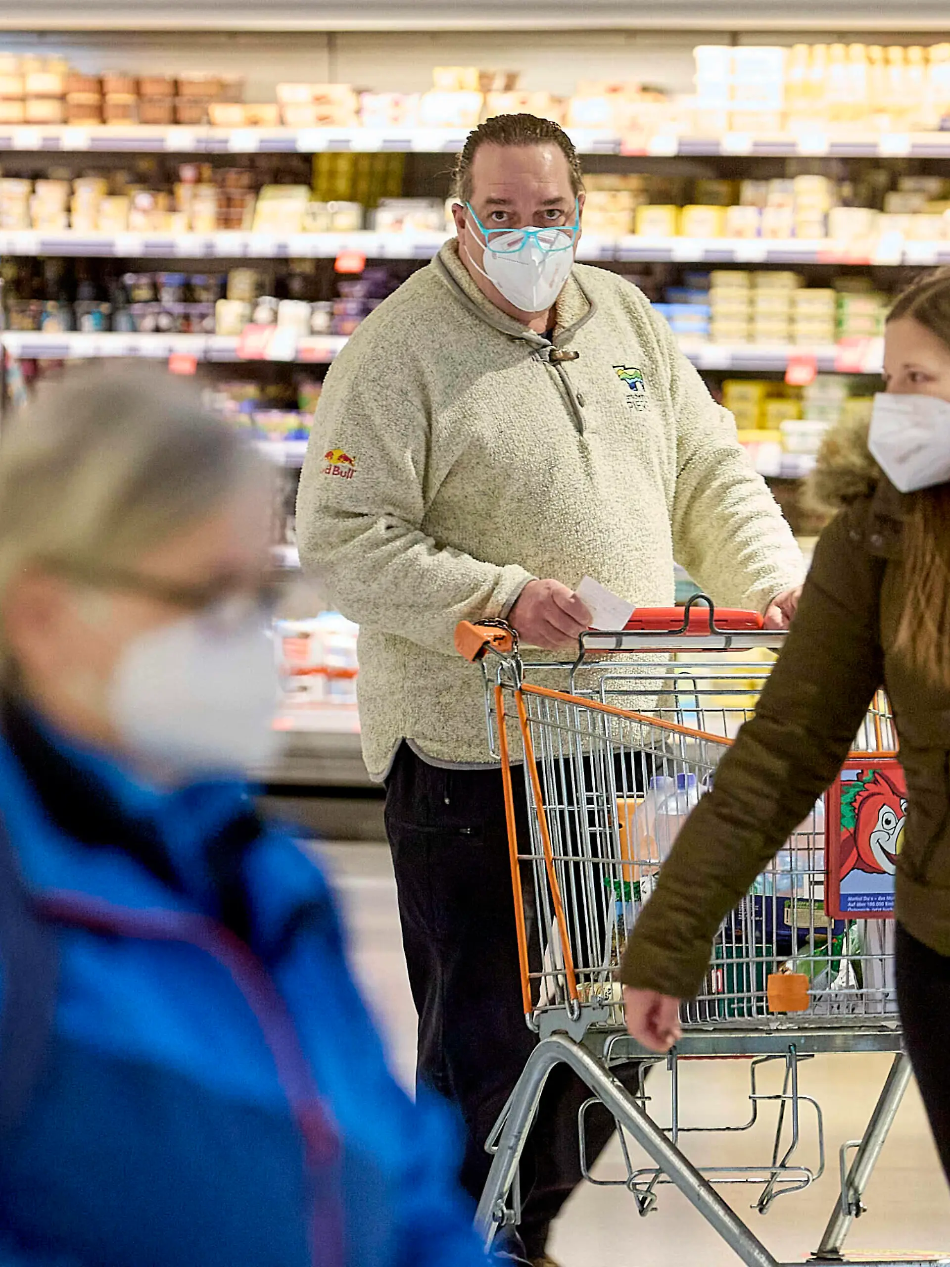  - Wien 25.01.2021 - Coronavirus Krise - FFP-Maskenpflicht - Als Konsequenz aus der weiteren Verbreitung des Coronavirus und den noch gefährlicheren Virusmutationen gilt ab heute die Pflicht FFP2 Masken in Supermärkten, in öffentlichen Verkehrmitteln, öffentlichen Gebäuden zu tragen. Die Supermarktketten verteilen je eine gratis FFP2 Maske pro Kunde für die ersten 3 Tage. Die Masken können auch für 0,59 Euro erworben werden. Österreich befindet sich noch bis vorraussichtlich den 8. Februar im 3., harten, Lockdown. PHOTO: Kunden und Angestellte dürfen nur mehr mit FFP2 Maske in den Supermarkt. // Vienna, Austria - Corona virus crisis - FFP mask requirement - As a consequence of the further spread of the coronavirus and the even more dang PUBLICATIONxNOTxINxAUT