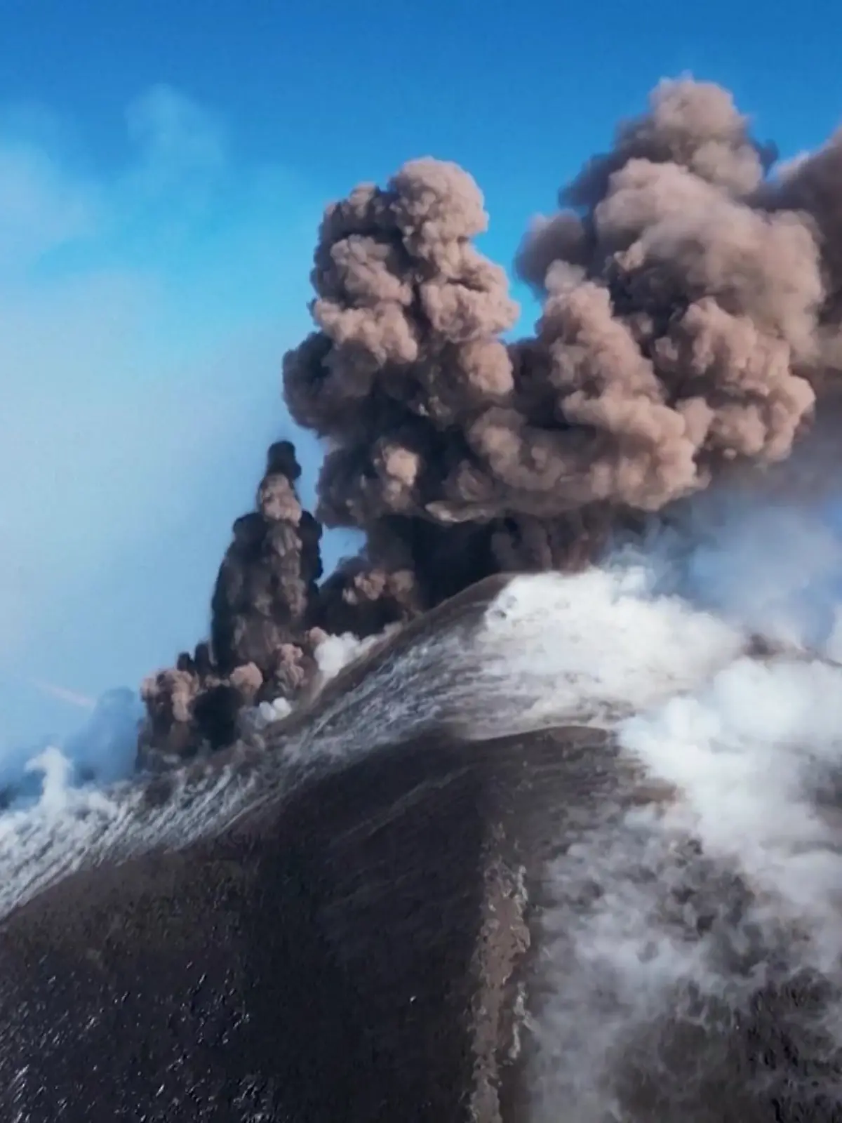 Europas größter aktiver Vulkan, der Ätna, hat am Mittwoch wieder mit einer Lava-Eruption auf sich aufmerksam gemacht.