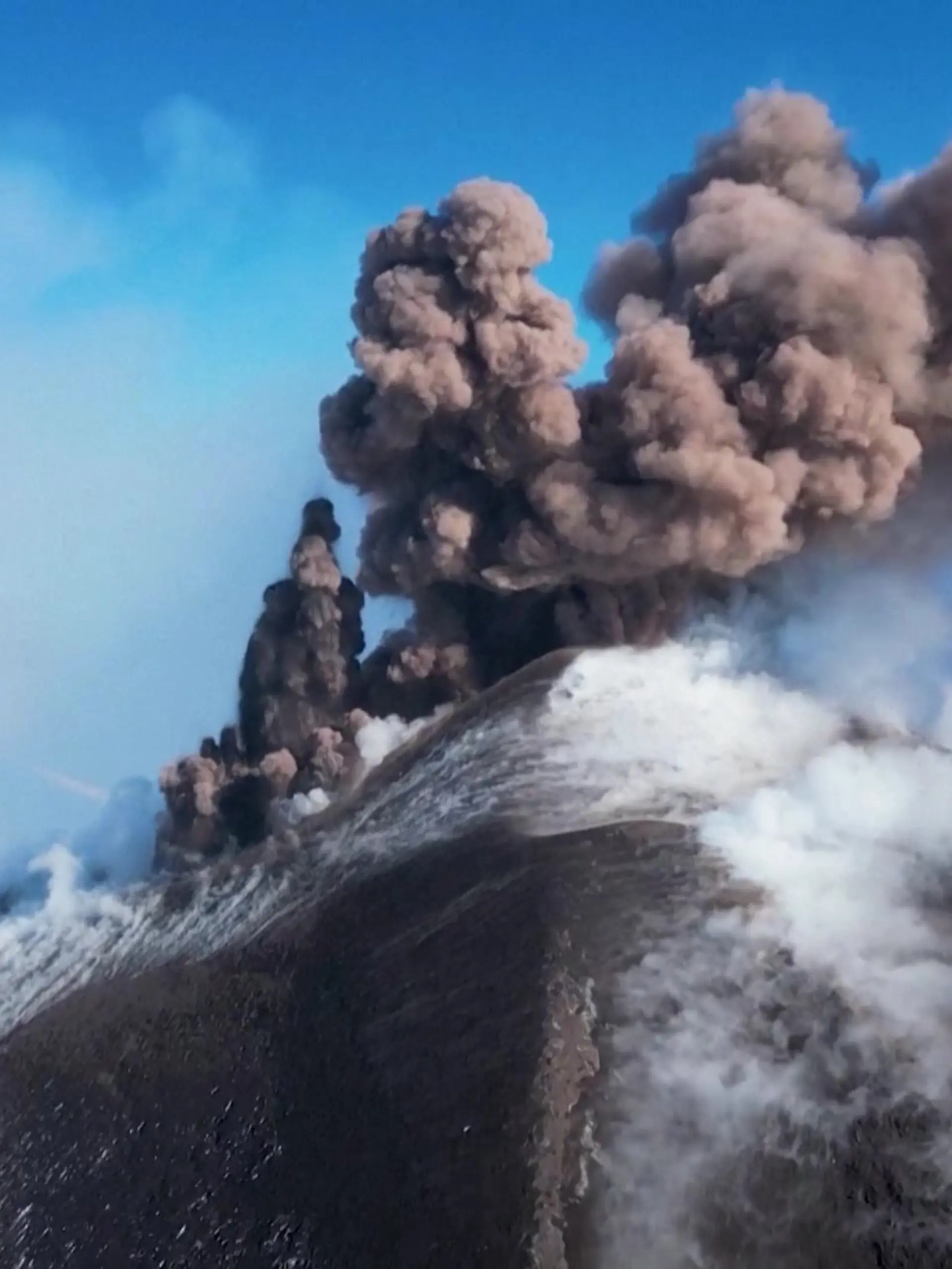 Europas größter aktiver Vulkan, der Ätna, hat am Mittwoch wieder mit einer Lava-Eruption auf sich aufmerksam gemacht.