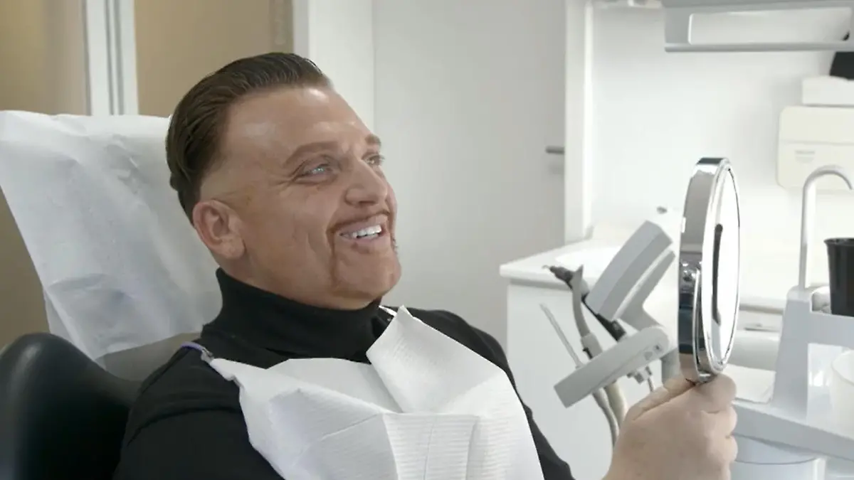 Menowin Fröhlich zeigt sein neues Mega-Lächeln Strahlend wie nie!