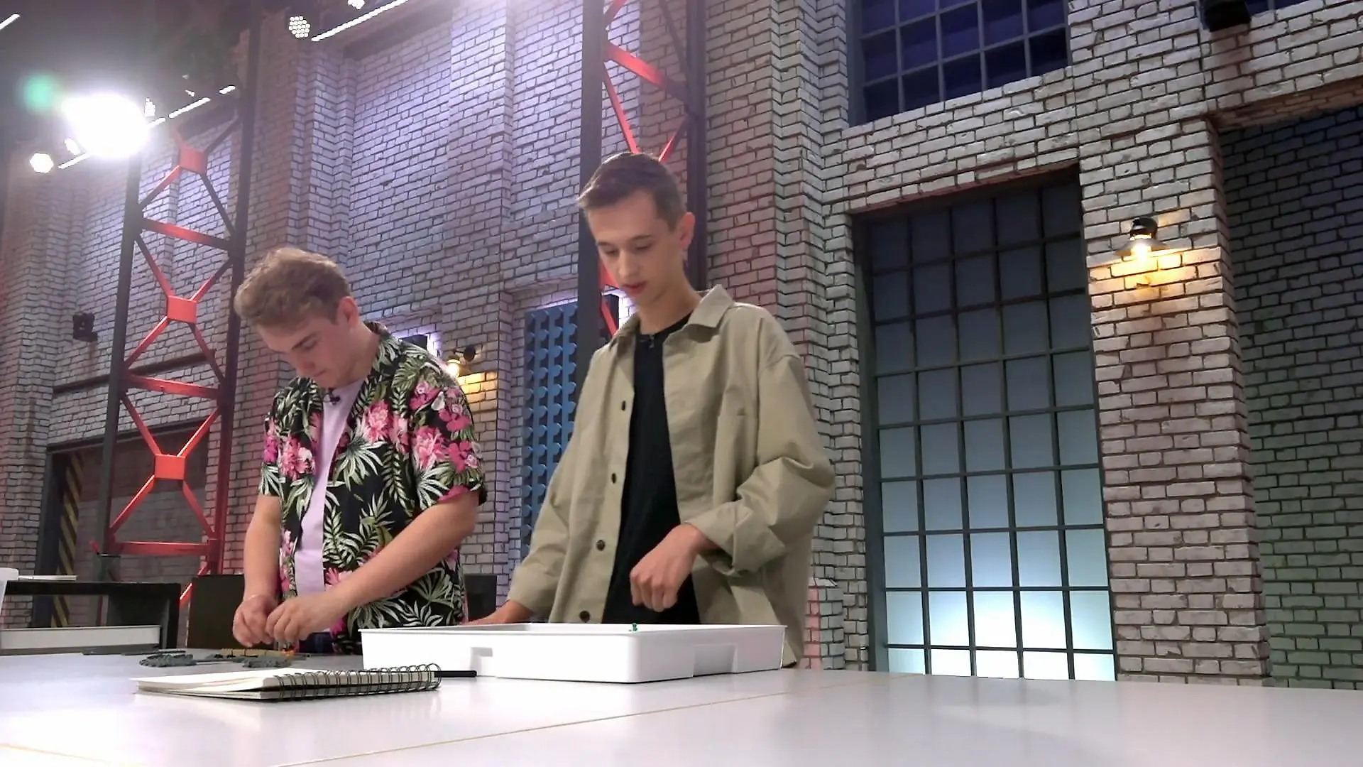 Leon und Marc setzen auf den Bonsaibaum Ein Baum aus LEGO