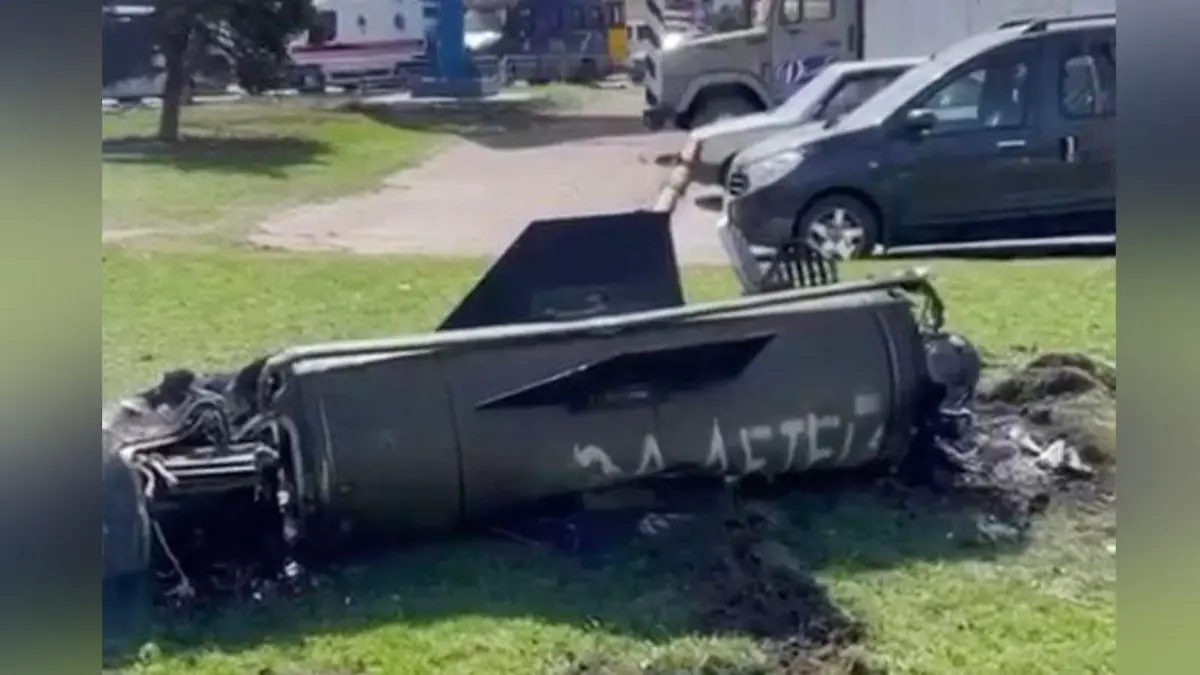 Der ukrainischen Präsidenten Wolodymyr Zelenskyy veröffentlicht auf seinem Telegram-Kanal Videos vom Angriff auf den Bahnhof in Kramatorsk. Auf dem Bild liegt ein Fragment einer Tochka-U-Rakete mit der russischen Aufschrift "Für Kinder".