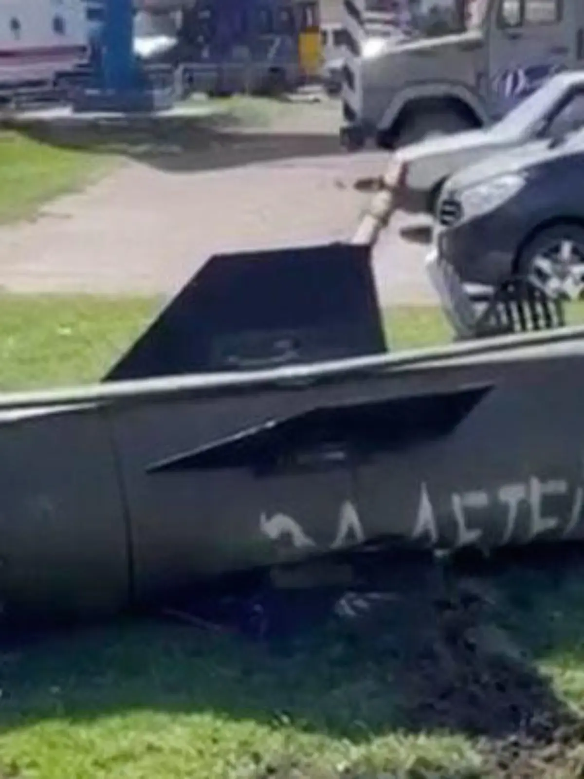 Der ukrainischen Präsidenten Wolodymyr Zelenskyy veröffentlicht auf seinem Telegram-Kanal Videos vom Angriff auf den Bahnhof in Kramatorsk. Auf dem Bild liegt ein Fragment einer Tochka-U-Rakete mit der russischen Aufschrift "Für Kinder".