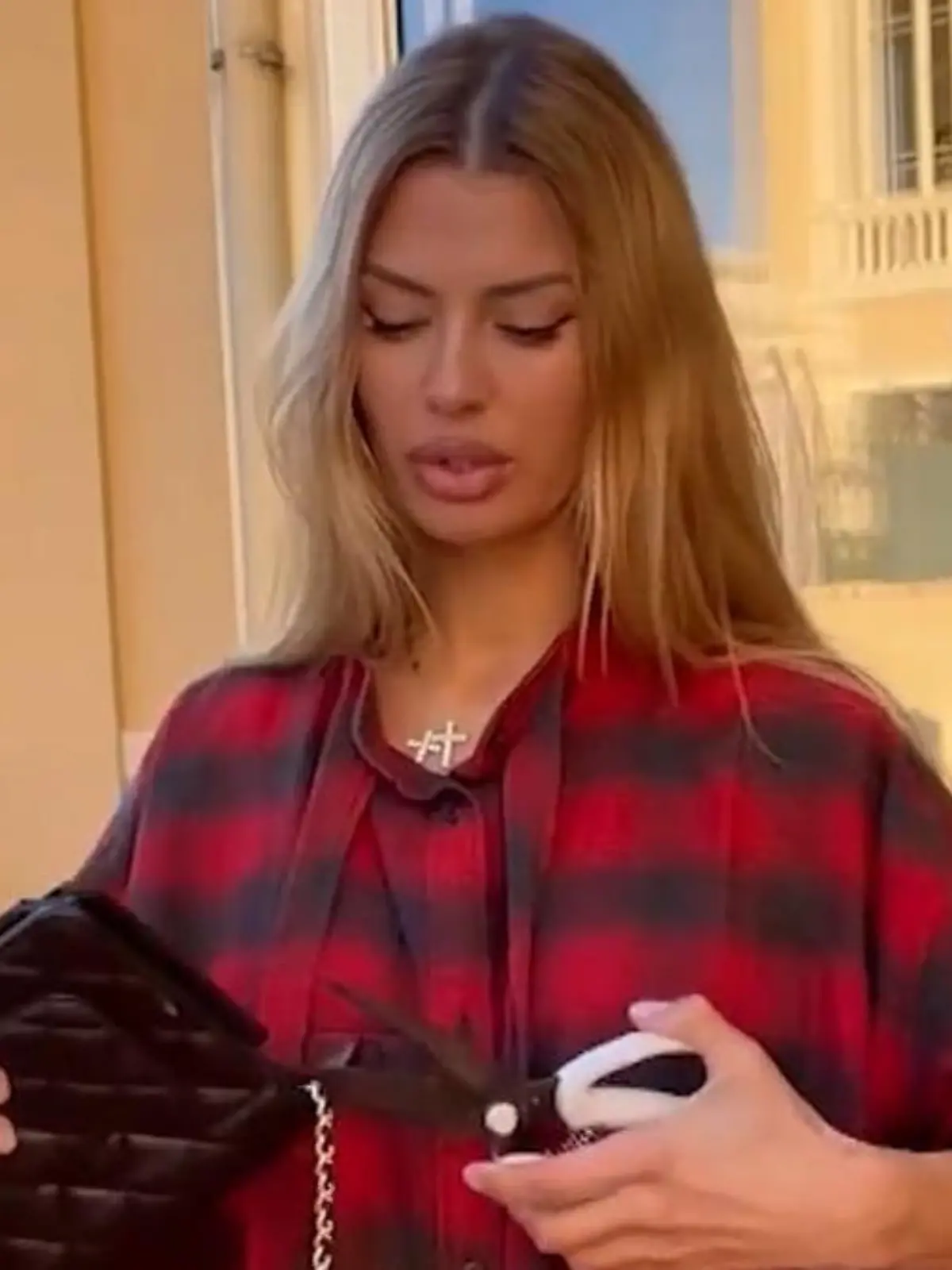Weil sie keine ausländischen Luxusgüter mehr kaufen dürfen: Russische Influencerinnen posten Videos, wie sie Chanel-Handtaschen zerschneiden.