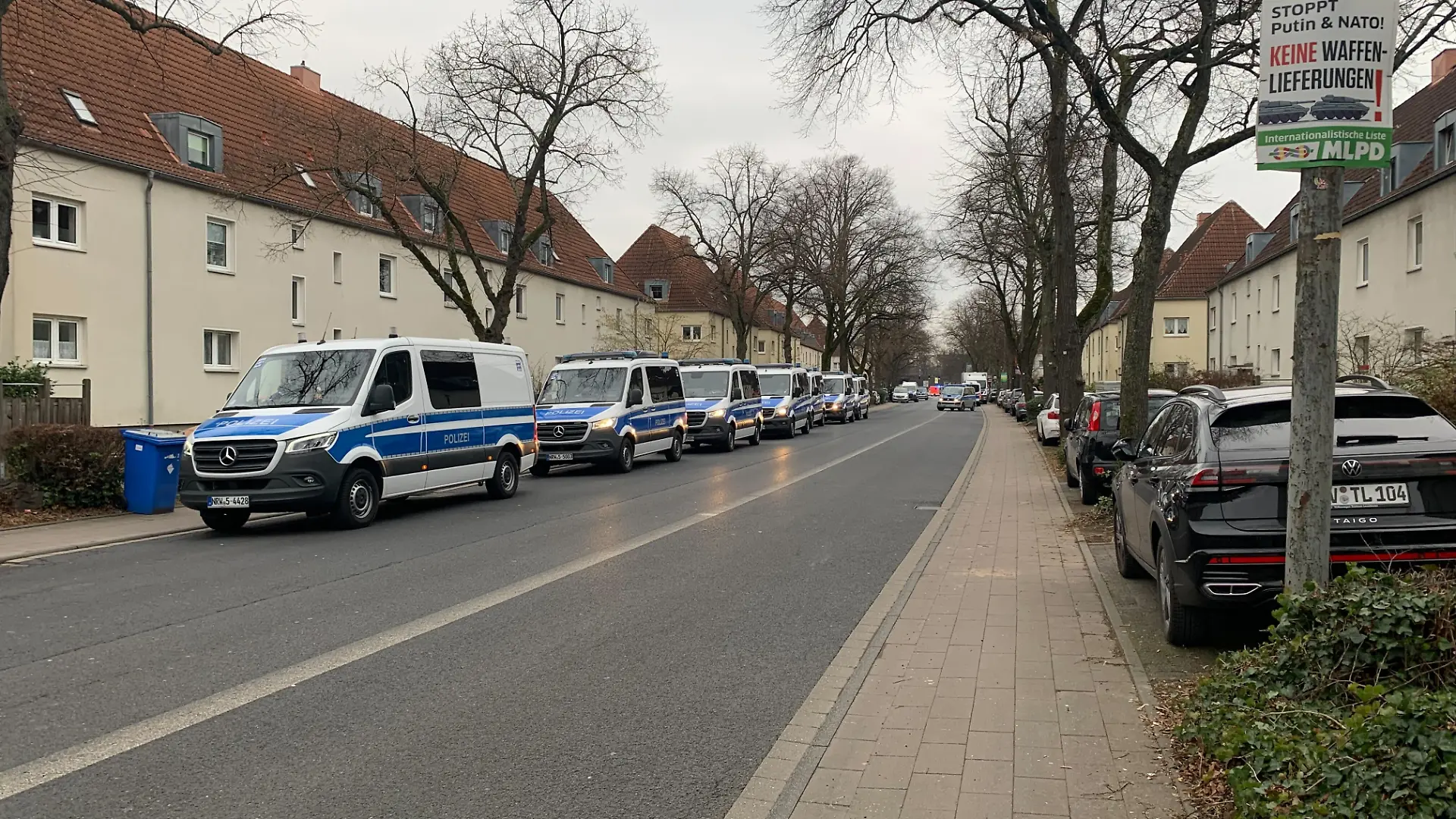 Einsatzfahrzeuge parken in einer Straße.