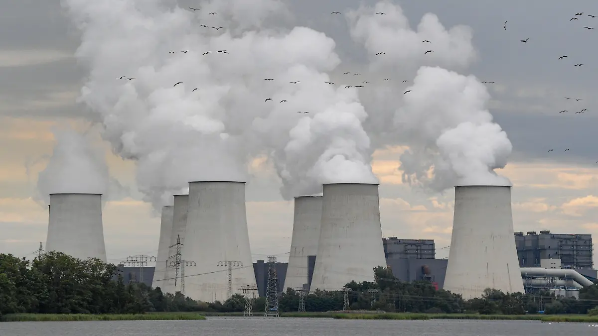 ARCHIV - 12.08.2019, Brandenburg, Peitz: Wildgänse fliegen in Richtung der dampfenden Kühltürme des Braunkohlekraftwerkes Jänschwalde der Lausitz Energie Bergbau AG (LEAG). Die Umweltstiftung WWF warnt in ihrem Dürrereport vor einer Wasserkrise und fordert eine bessere Wasserpolitik. In Deutschland seien vor allem Kraftwerke in Brandenburg von einem hohen Dürrerisiko betroffen. Als Beispiele nannte der WWF die Kohlekraftwerke Jänschwalde, Boxberg, Schwarze Pumpe und das Heizkraftwerk Cottbus sowie das Wasserkraftwerk Altheim und das Gaswerk Kirchmöser. Kraftwerke brauchen Wasser unter anderem zur Kühlung. Foto: Patrick Pleul/zb/dpa +++ dpa-Bildfunk +++