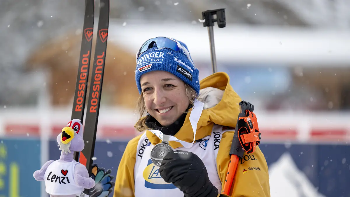 Franziska Preuß präsentiert glücklich ihre Silbermedaille.