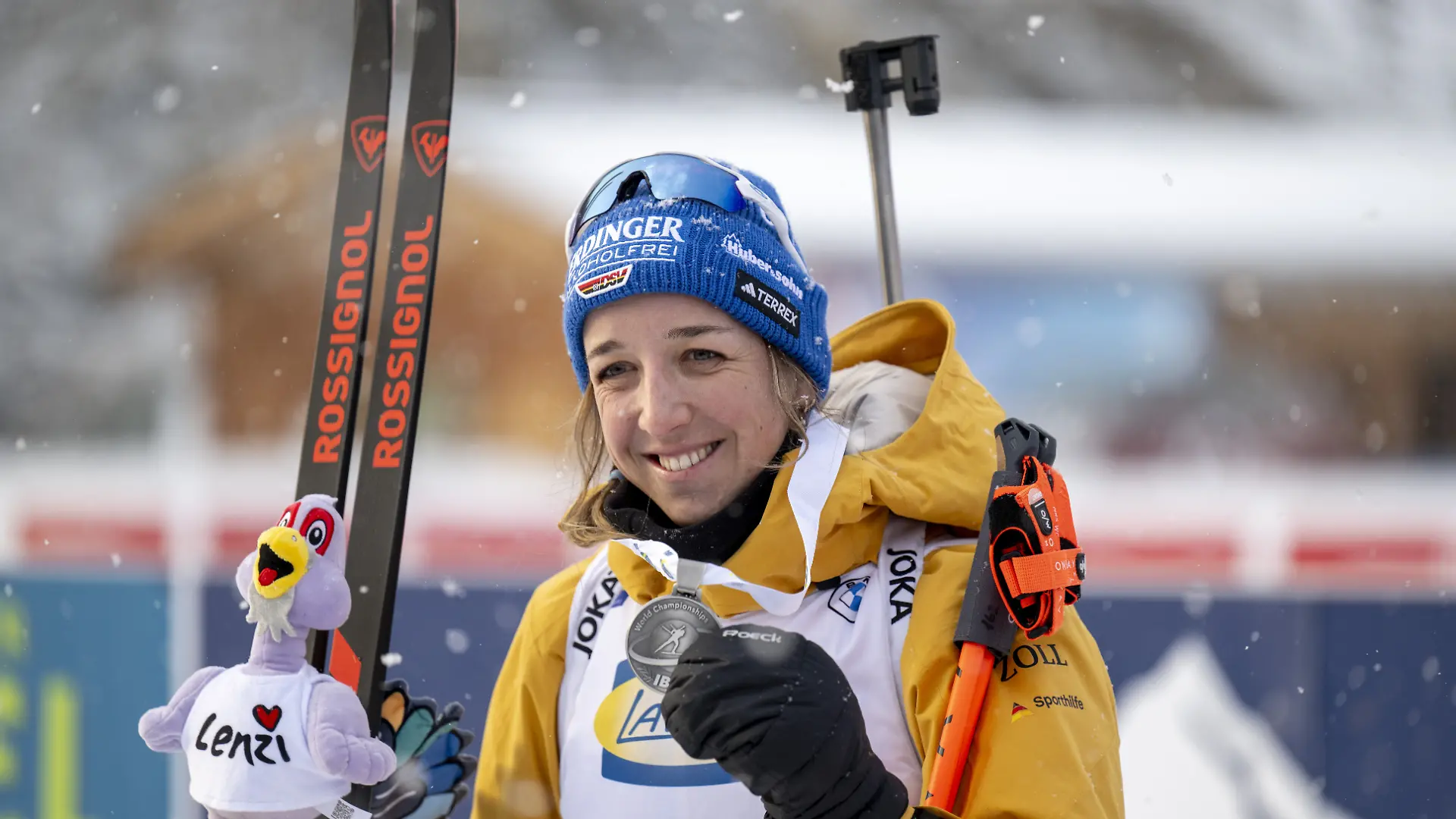 Franziska Preuß präsentiert glücklich ihre Silbermedaille.