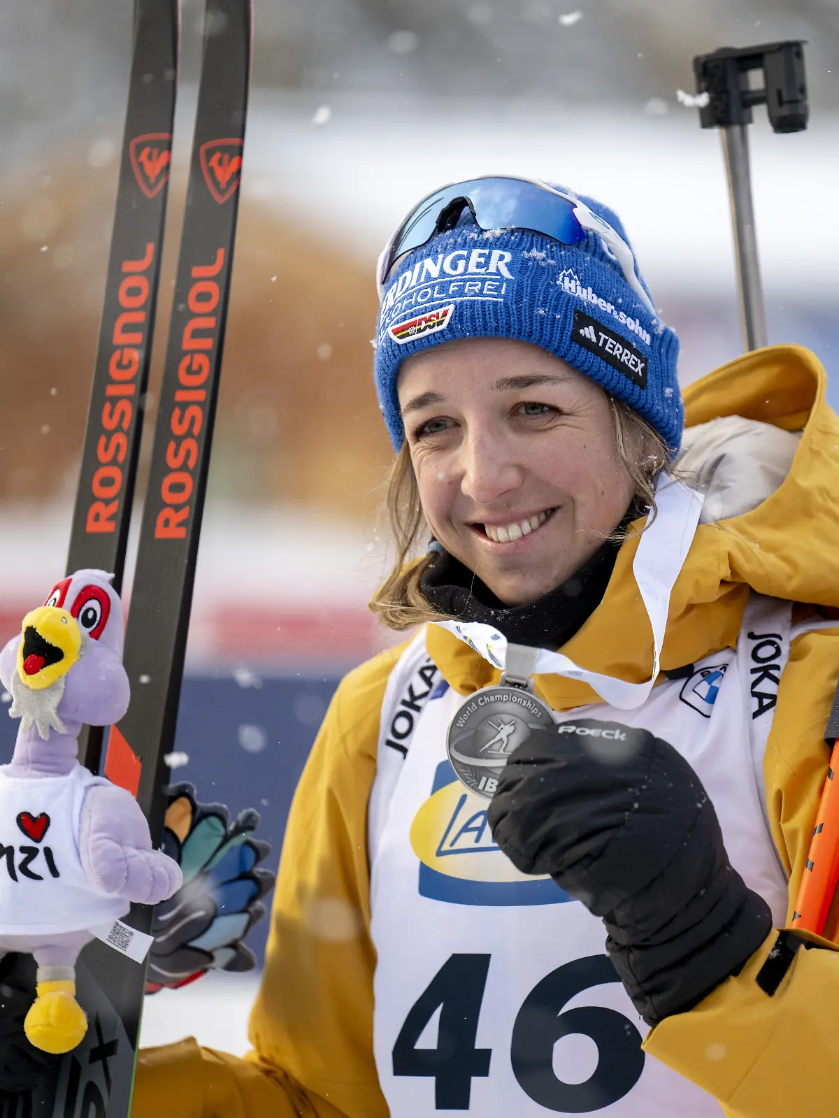 Franziska Preuß präsentiert glücklich ihre Silbermedaille.