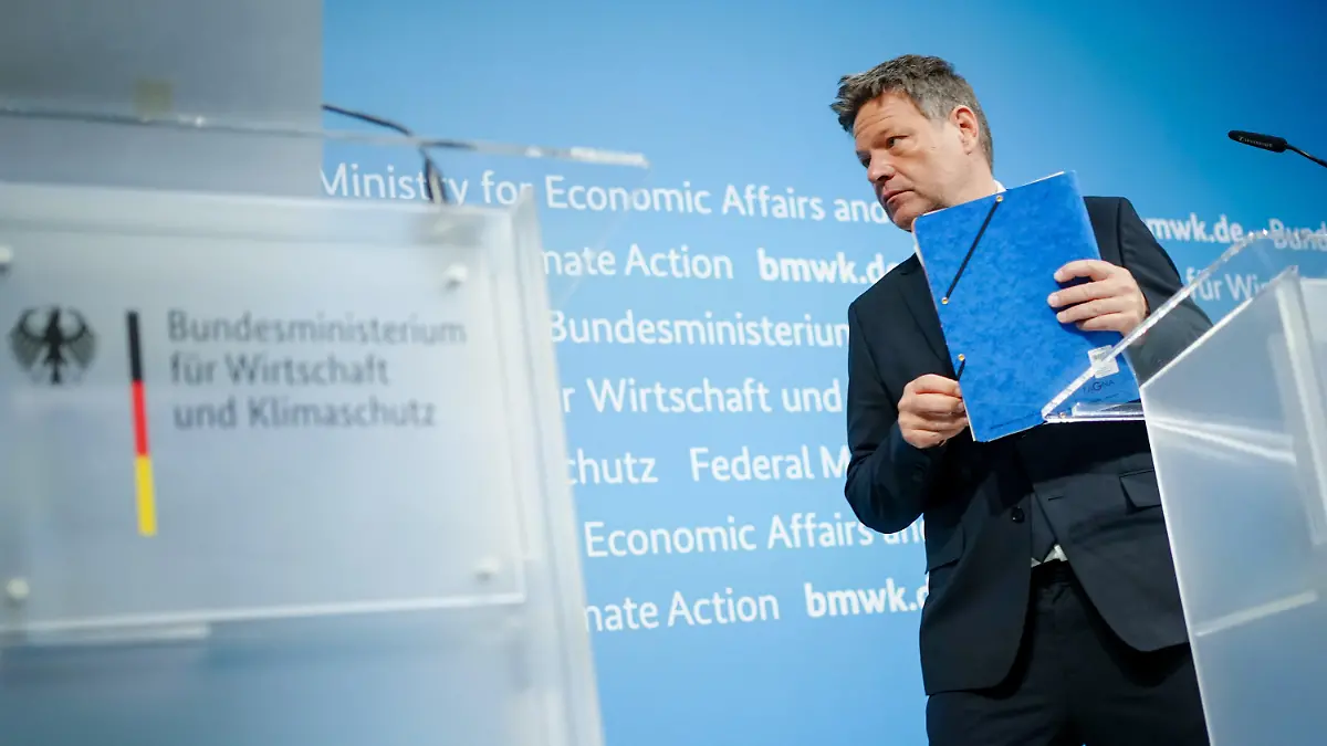 30.03.2022, Berlin: Robert Habeck (Bündnis 90/Die Grünen), Bundesminister für Wirtschaft und Klimaschutz, verlässt in seinem Ministerium eine Pressekonferenz zur Energiesicherheit in Deutschland. Die Bundesregierung bereitet sich vor dem Hintergrund des russischen Kriegs gegen die Ukraine auf eine erhebliche Verschlechterung der Gasversorgung vor. Habeck rief deswegen die Frühwarnstufe des Notfallplans Gas aus. Die Versorgungssicherheit sei weiter gewährleistet. Foto: Kay Nietfeld/dpa +++ dpa-Bildfunk +++