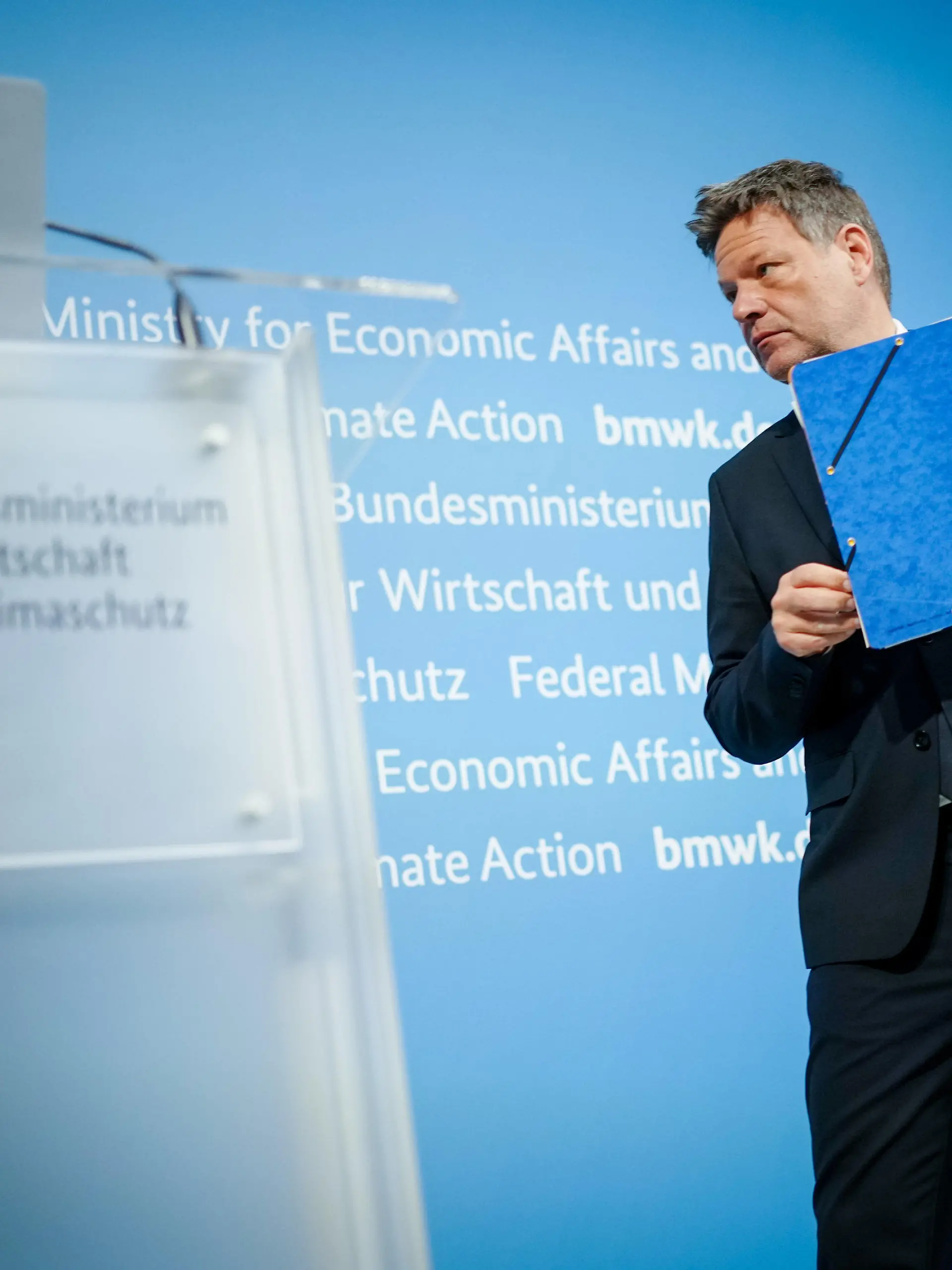 30.03.2022, Berlin: Robert Habeck (Bündnis 90/Die Grünen), Bundesminister für Wirtschaft und Klimaschutz, verlässt in seinem Ministerium eine Pressekonferenz zur Energiesicherheit in Deutschland. Die Bundesregierung bereitet sich vor dem Hintergrund des russischen Kriegs gegen die Ukraine auf eine erhebliche Verschlechterung der Gasversorgung vor. Habeck rief deswegen die Frühwarnstufe des Notfallplans Gas aus. Die Versorgungssicherheit sei weiter gewährleistet. Foto: Kay Nietfeld/dpa +++ dpa-Bildfunk +++