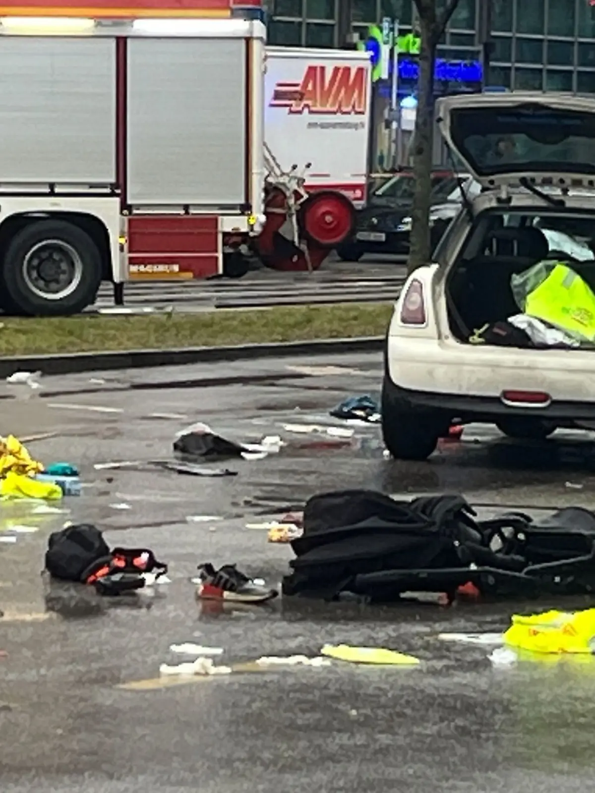 Bild zu: "München bangt um jüngstes Anschlags-Opfer (2) "
