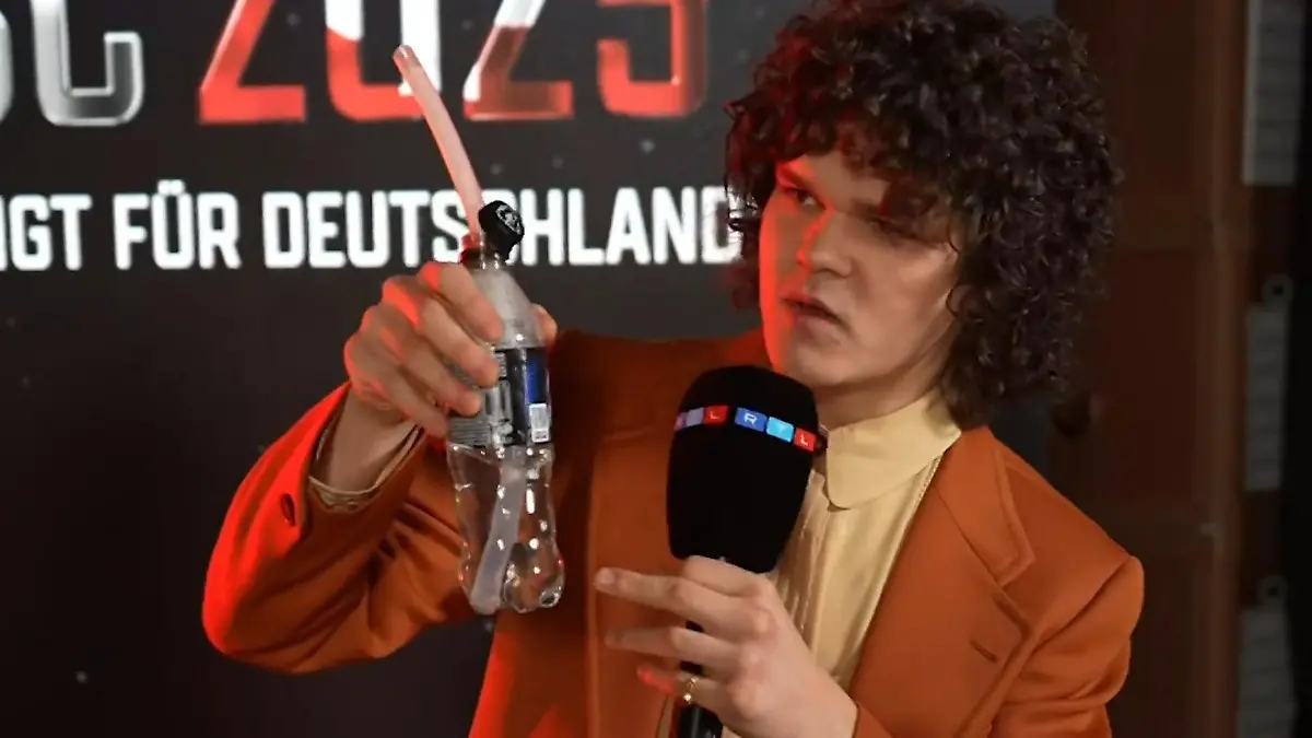 Wie kriegt man seine Stimme auf Idealtemperatur? Na, so! Chefsache ESC 2025: Jetzt wird's ernst!