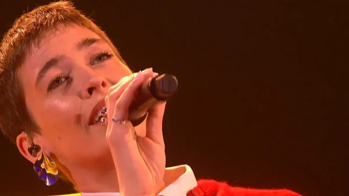 Mit „Wrong Places (H.E.R.)" haut sie vor allem Raab um Chefsache ESC 2025: Cage überzeugt