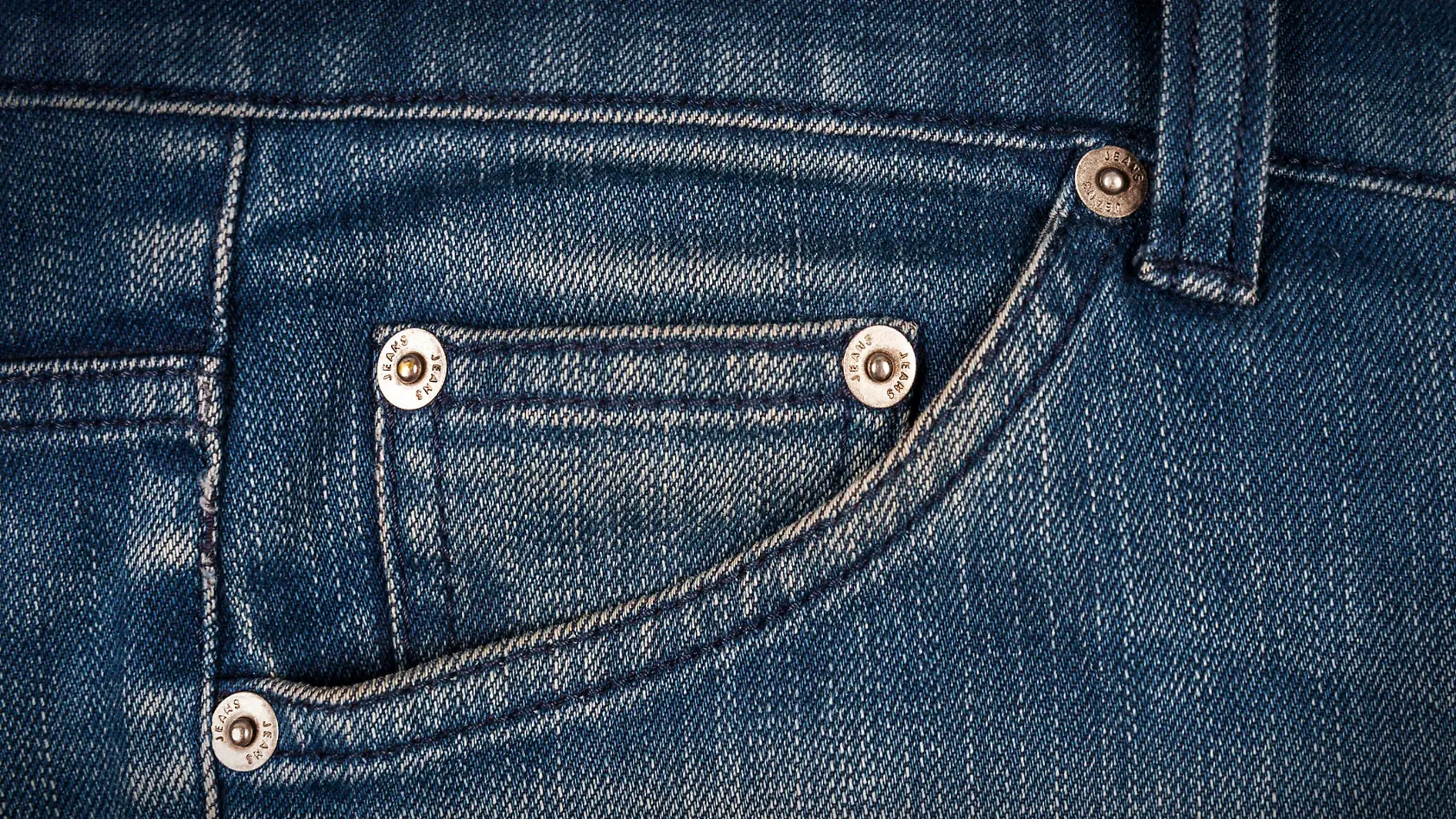 Dafür ist diese kleine Jeans-Tasche da