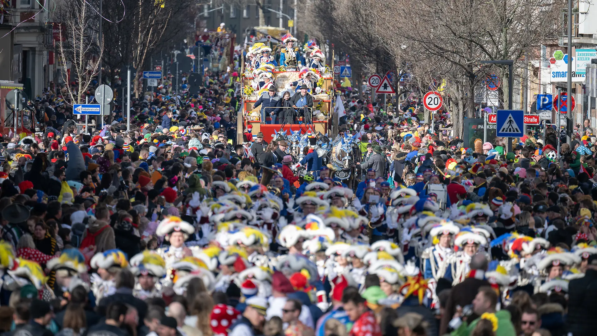 ARCHIV - 20.02.2023, Rheinland-Pfalz, Mainz: Besucher stehen während des Rosenmontagsumzuges in Mainz rund um den Zug. (zu dpa: «Mainz verbietet Glasverkauf am Rosenmontag») Foto: Sebastian Gollnow/dpa +++ dpa-Bildfunk +++